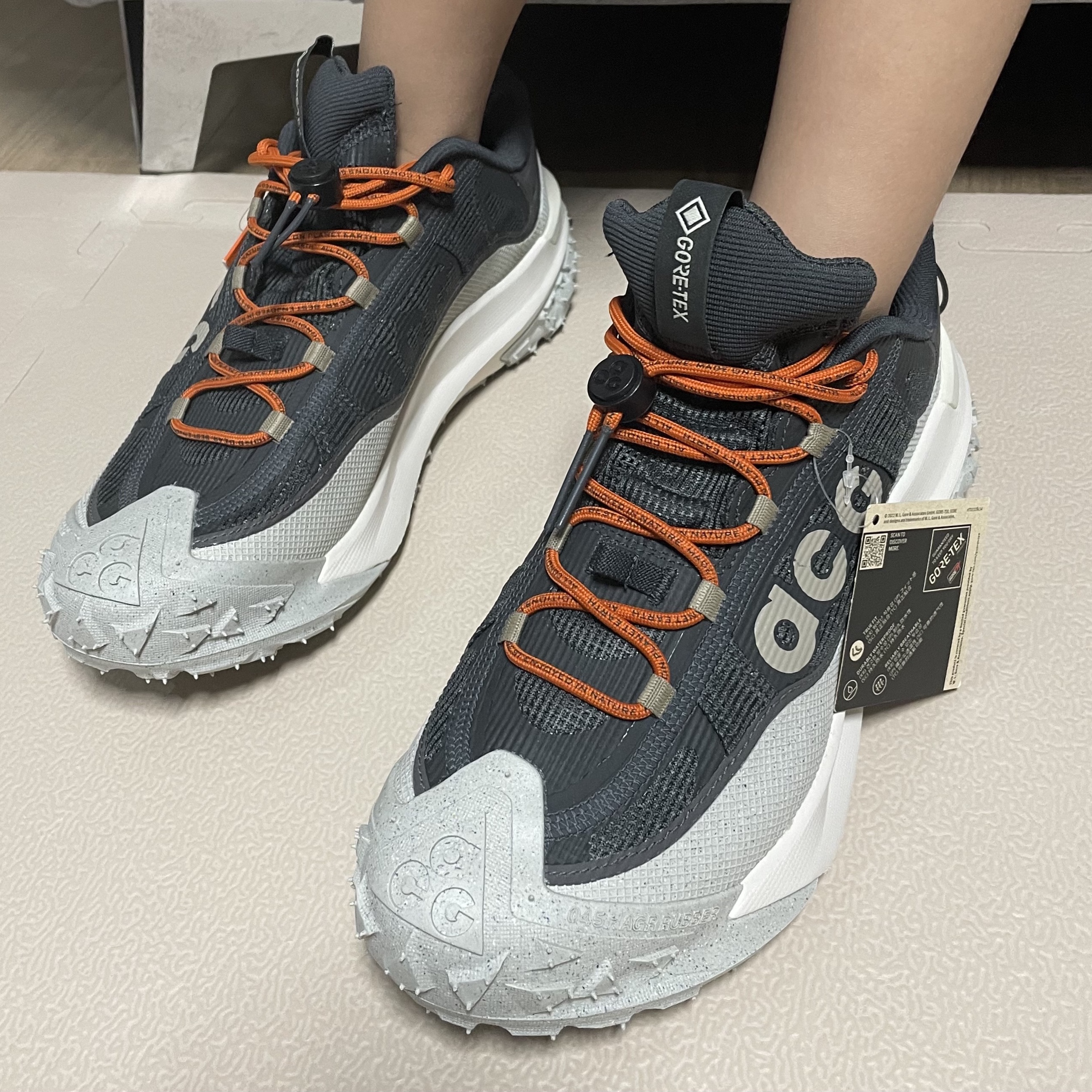 Nike ACG Mountain Fly Low Gore-Tex Dark Smoke Grey 착용 스타일
