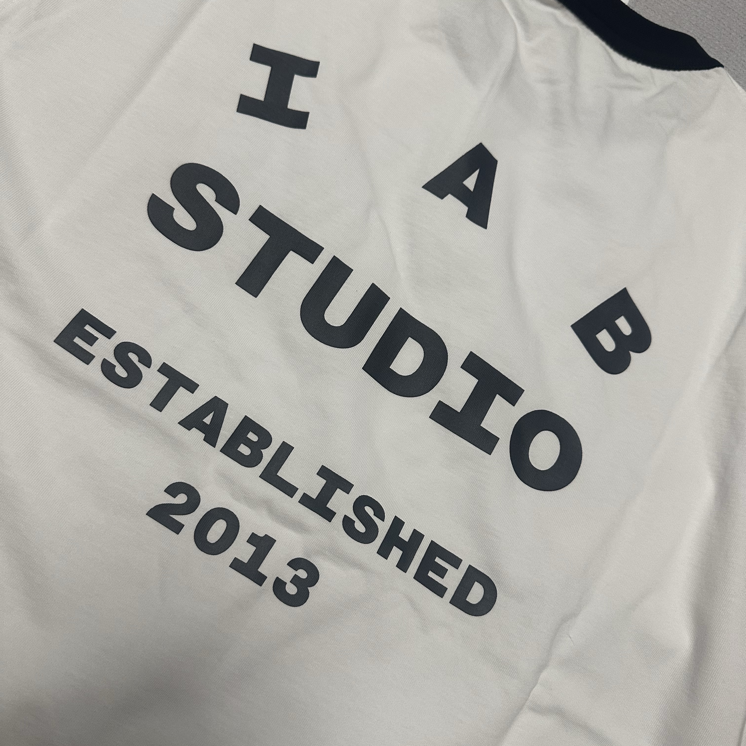 IAB Studio Established T-Shirt White Black 착용 스타일 - 2
