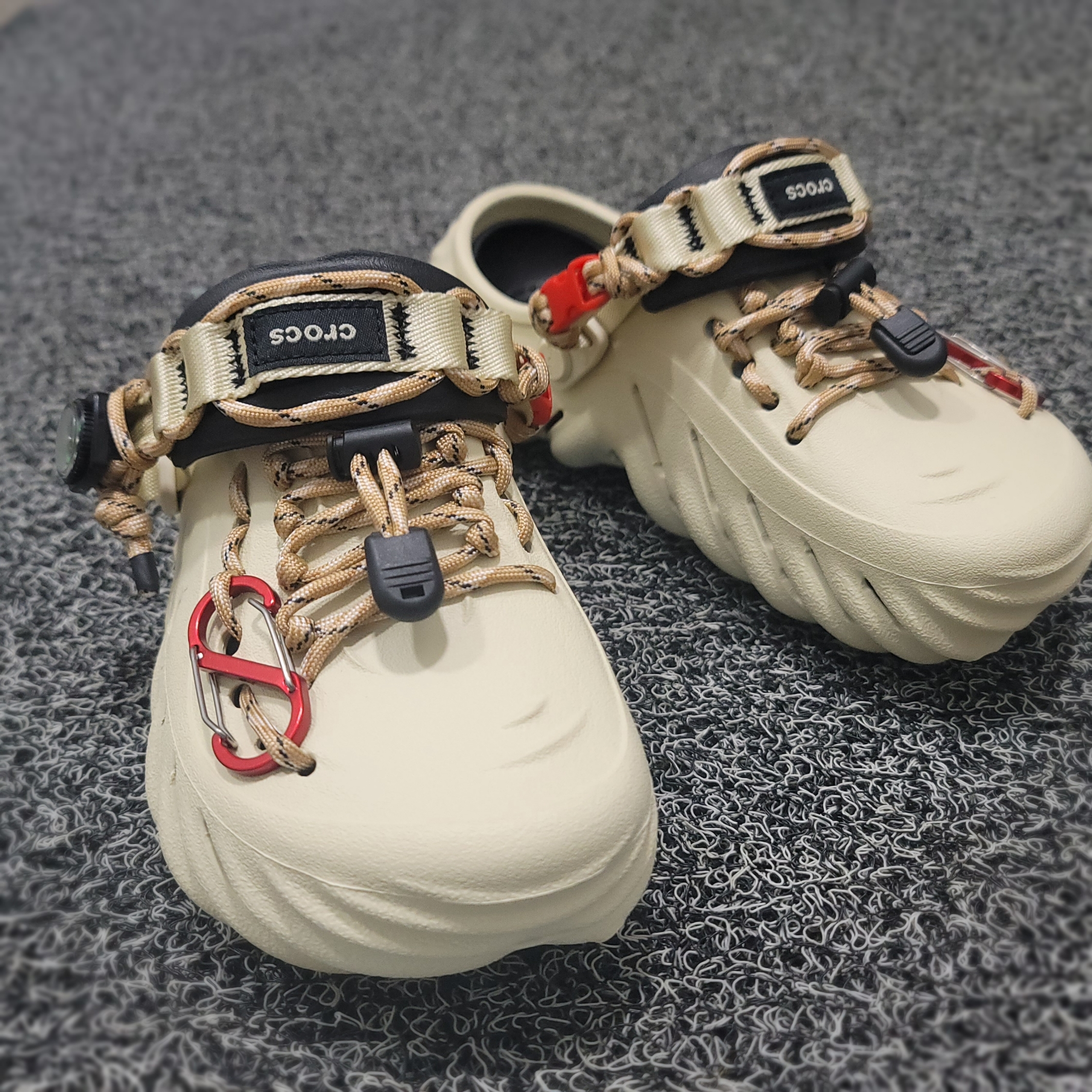 Crocs Echo Clog Bone Black 착용 스타일 - 3