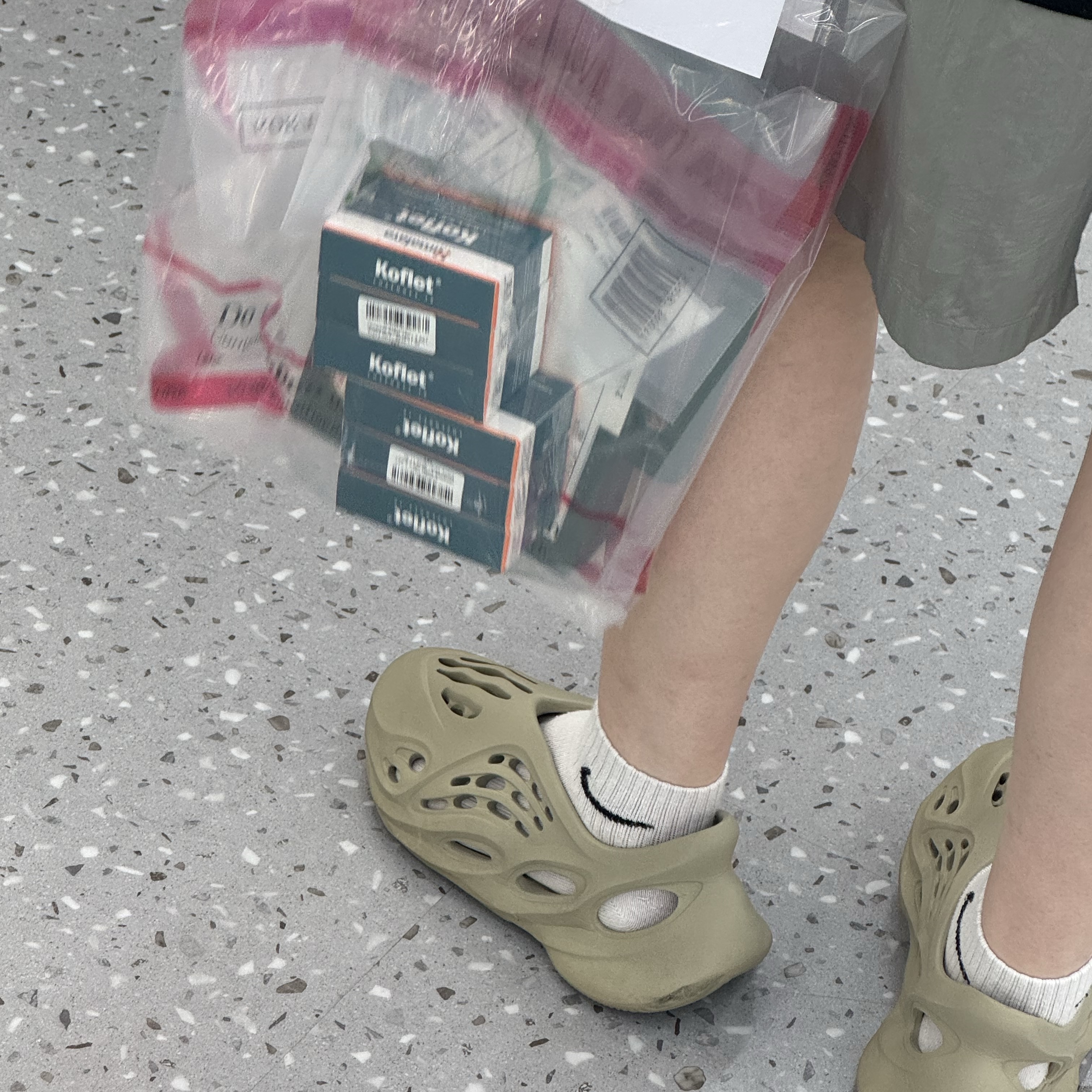 IAB Studio Woven Shorts Gray, Adidas Yeezy Foam RNNR Stone Salt 착용 스타일
