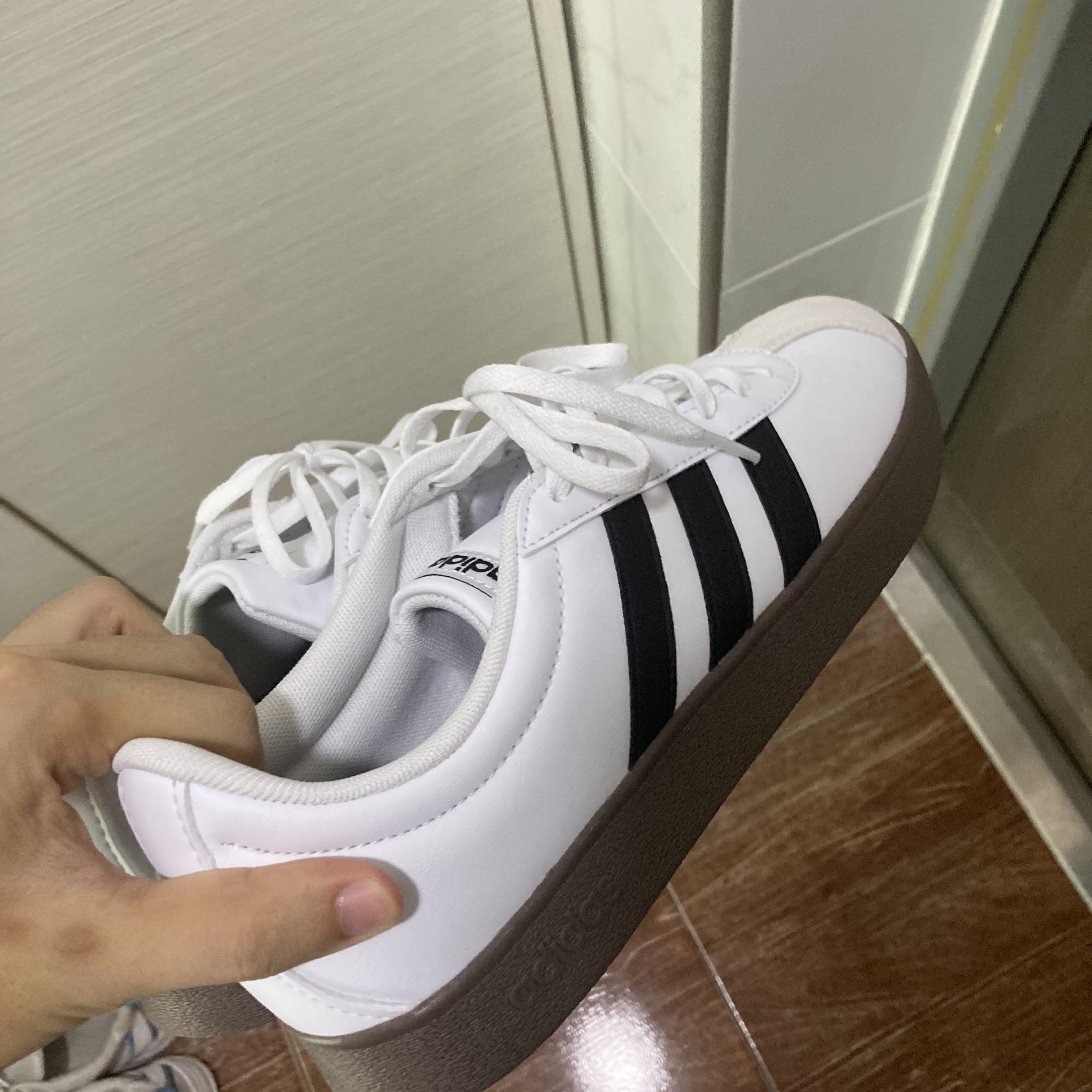 Adidas VL Court Base Cloud White Core Black 착용 스타일
