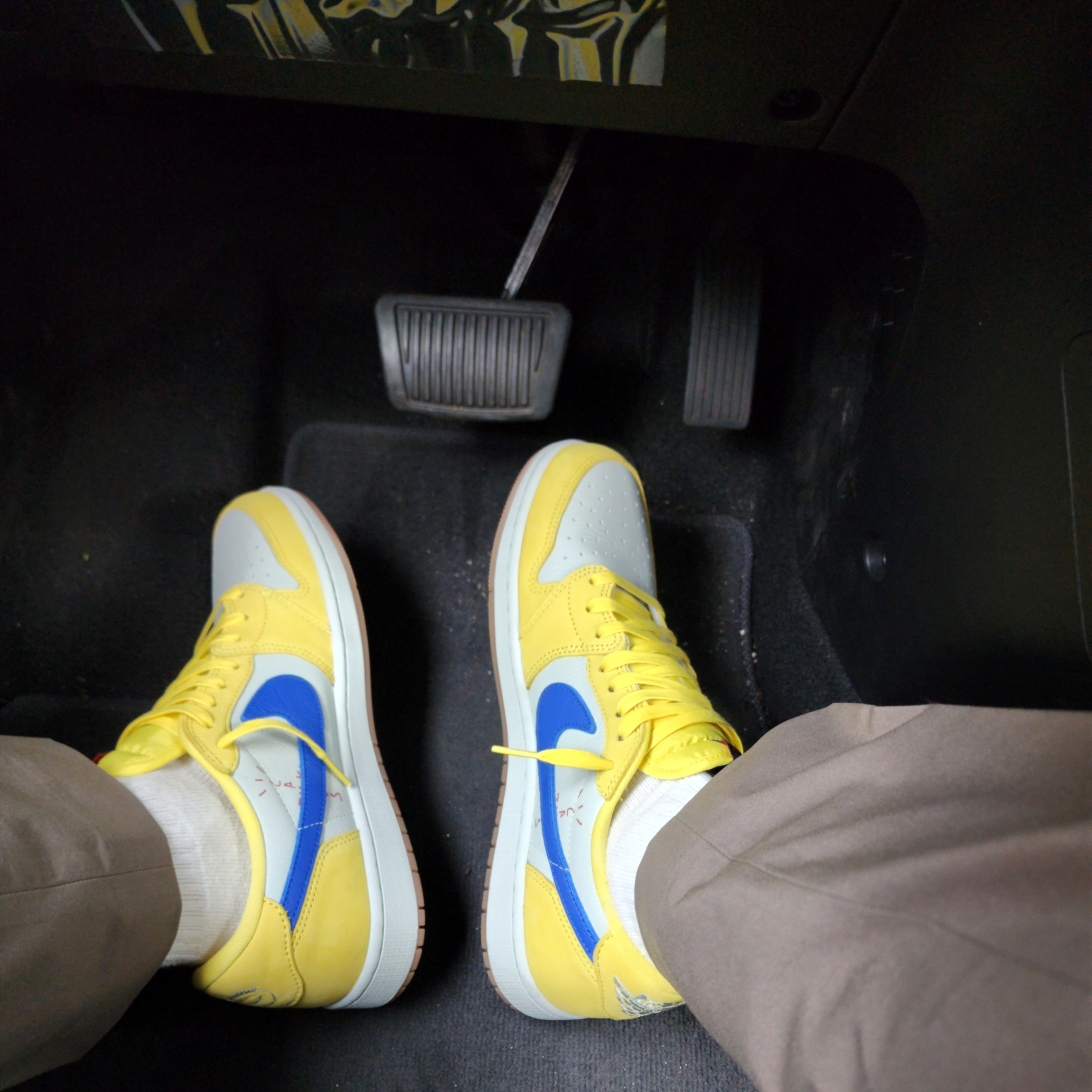 (W) Jordan 1 x Travis Scott Retro Low OG SP Canary 착용 스타일 - 2