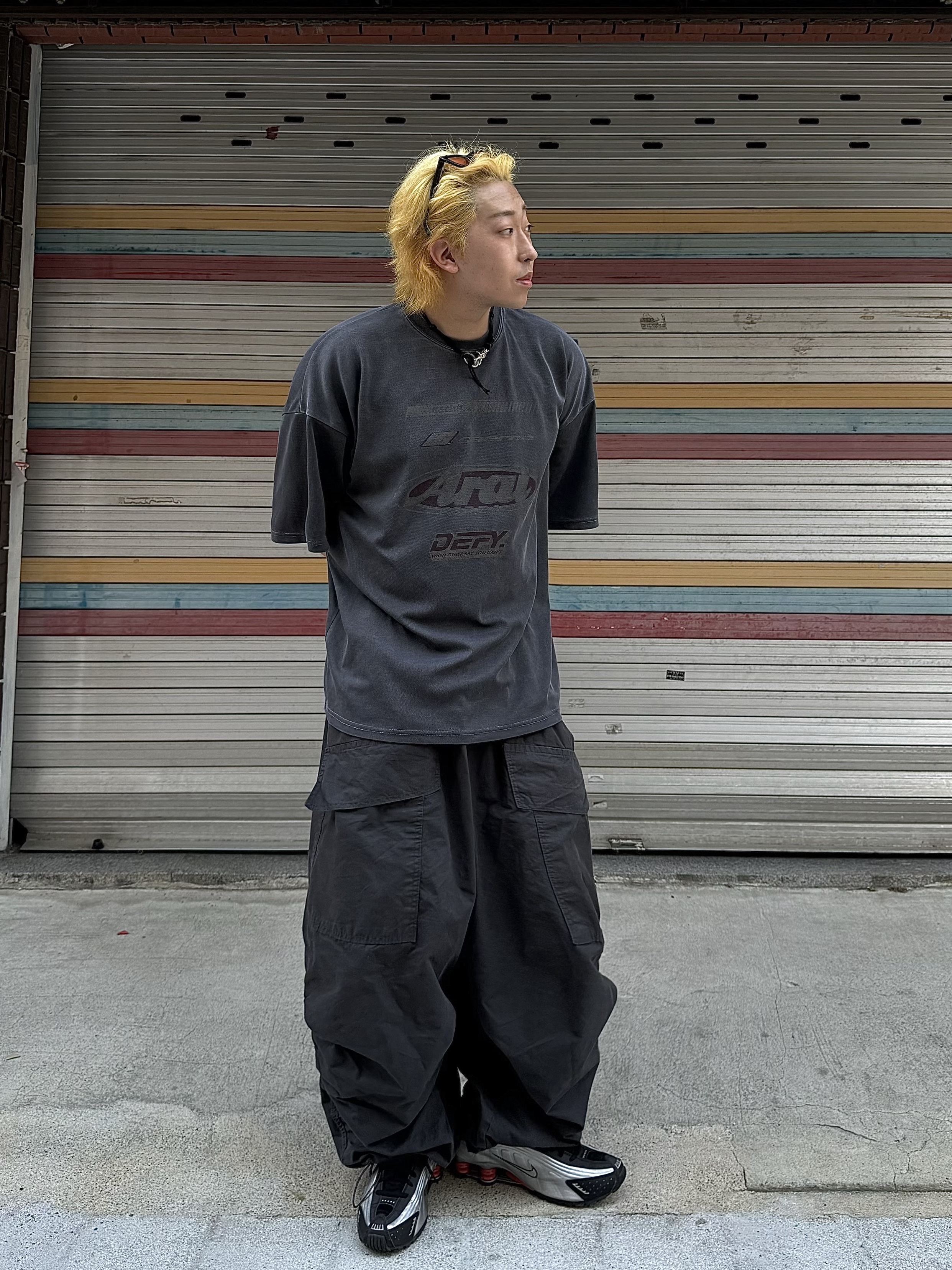 Nike Shox R4 Black and Metallic Silver 착용 스타일 - 1