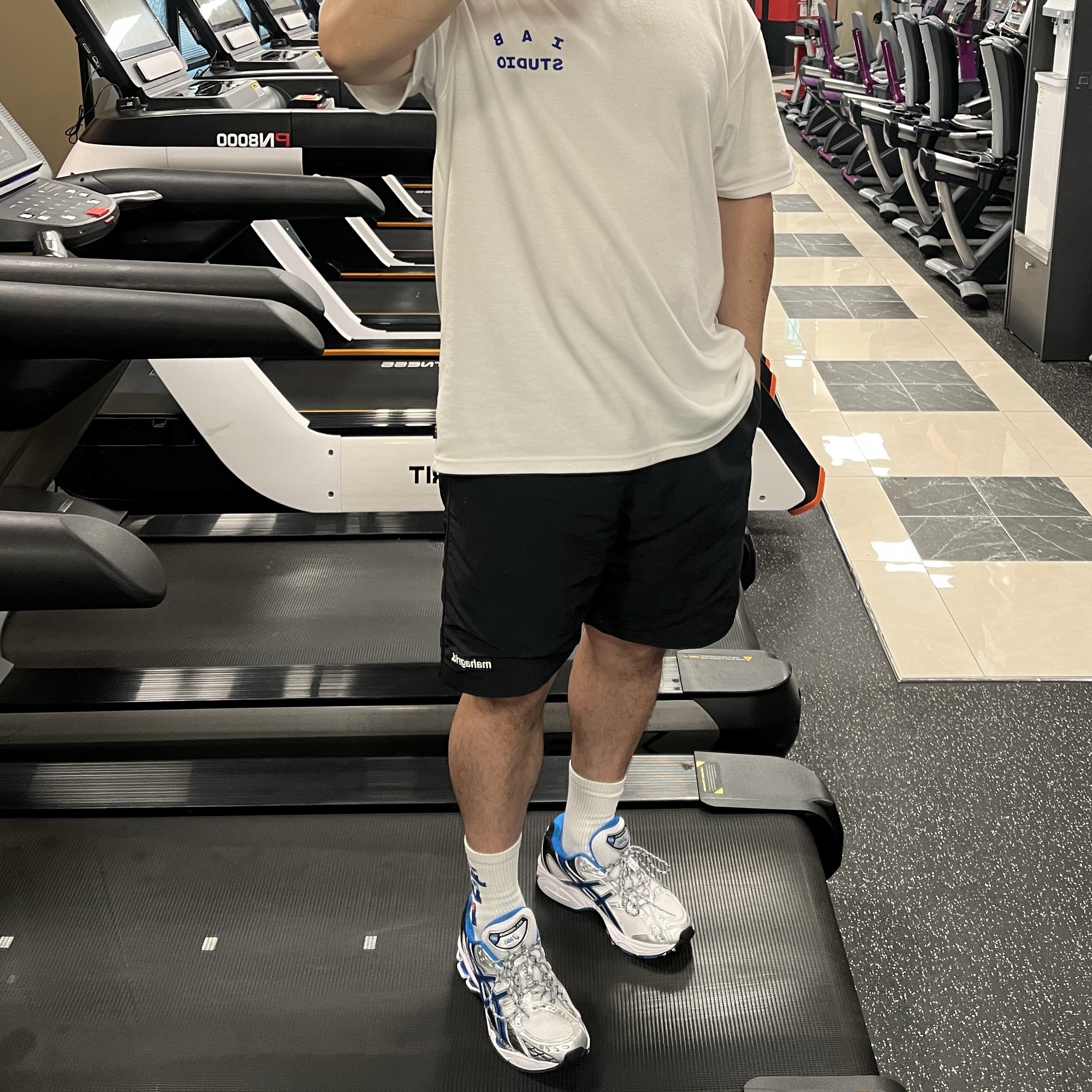 IAB Studio 10th Anniversary T-Shirt White, Asics Gel-Nimbus 10.1 White Directoire Blue 착용 스타일 - 1