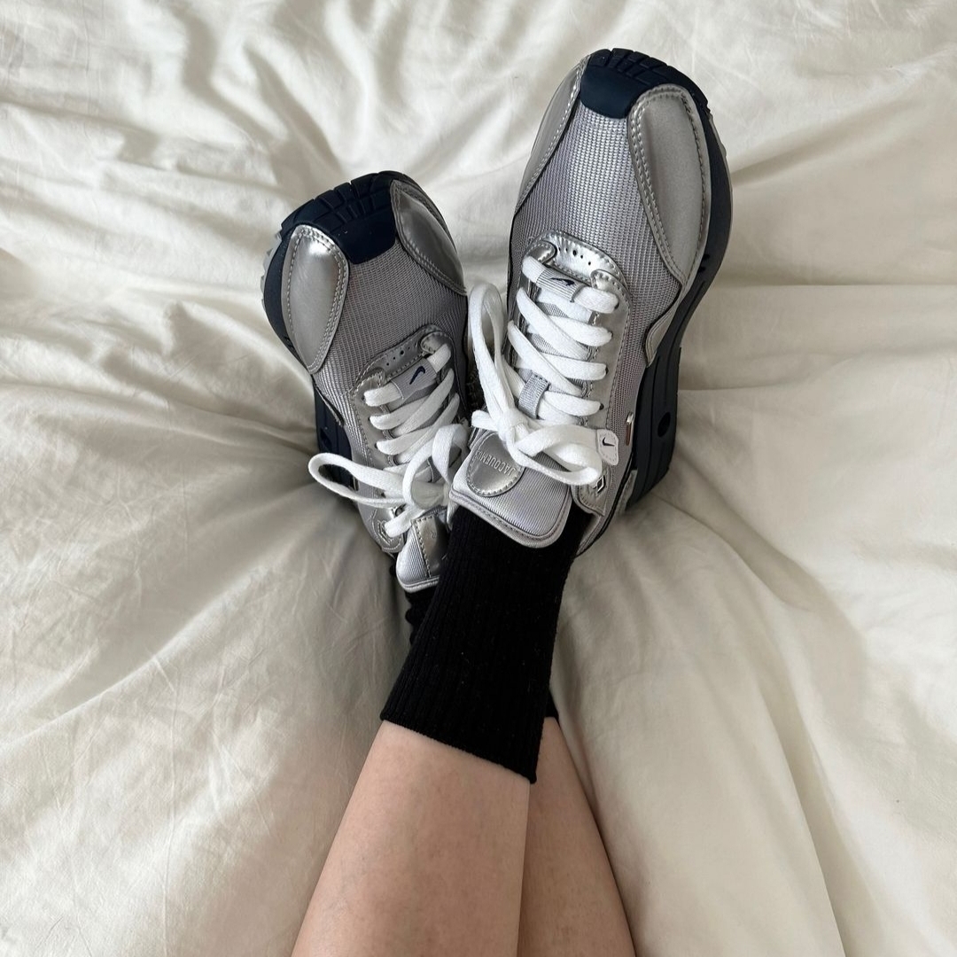 Nike x Jacquemus Air Max 1 '86 Metallic Silver Midnight Navy 착용 스타일 - 1