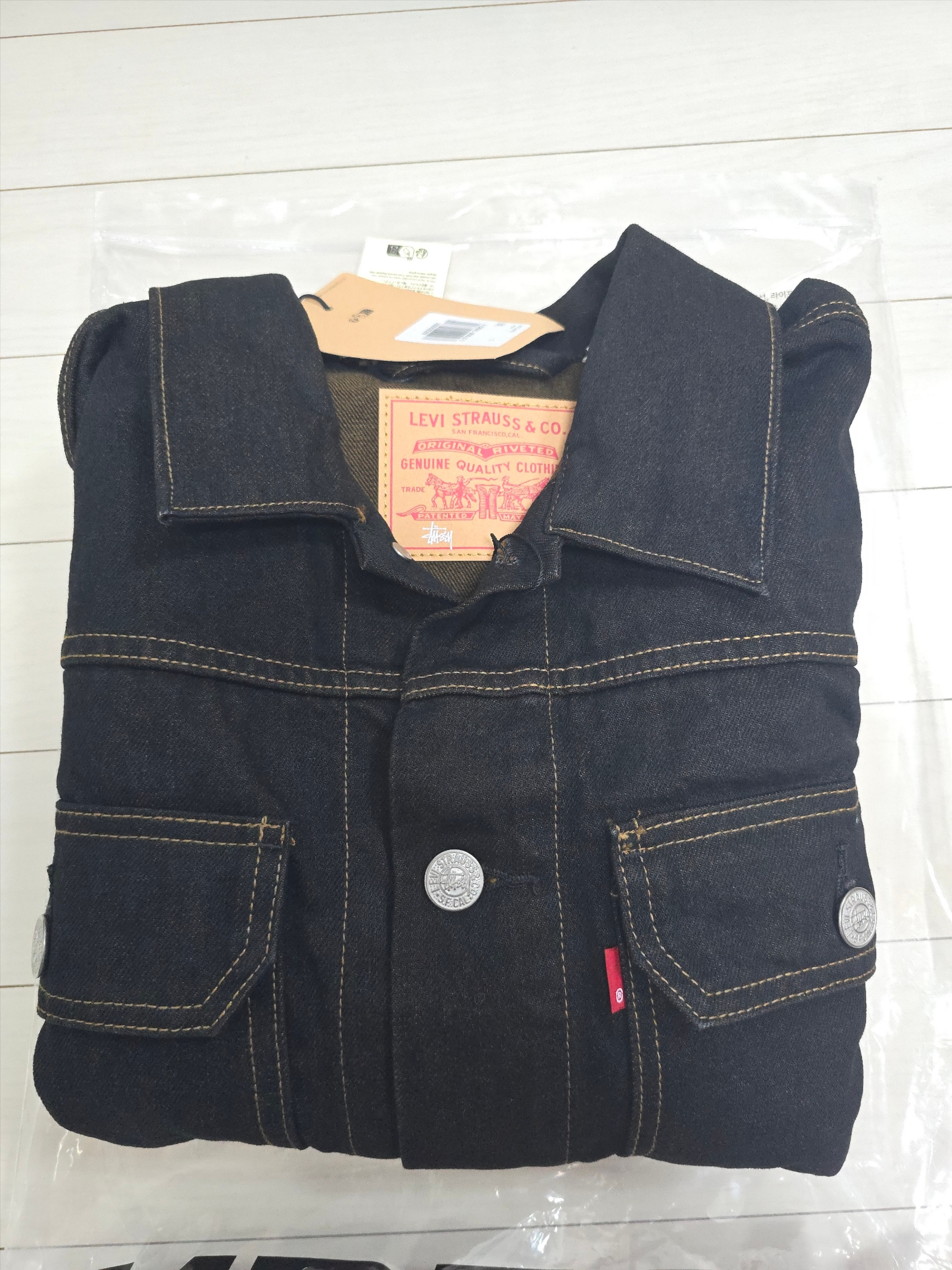 Stussy x Levi's Crispy Rinse Trucker Jacket Black 착용 스타일