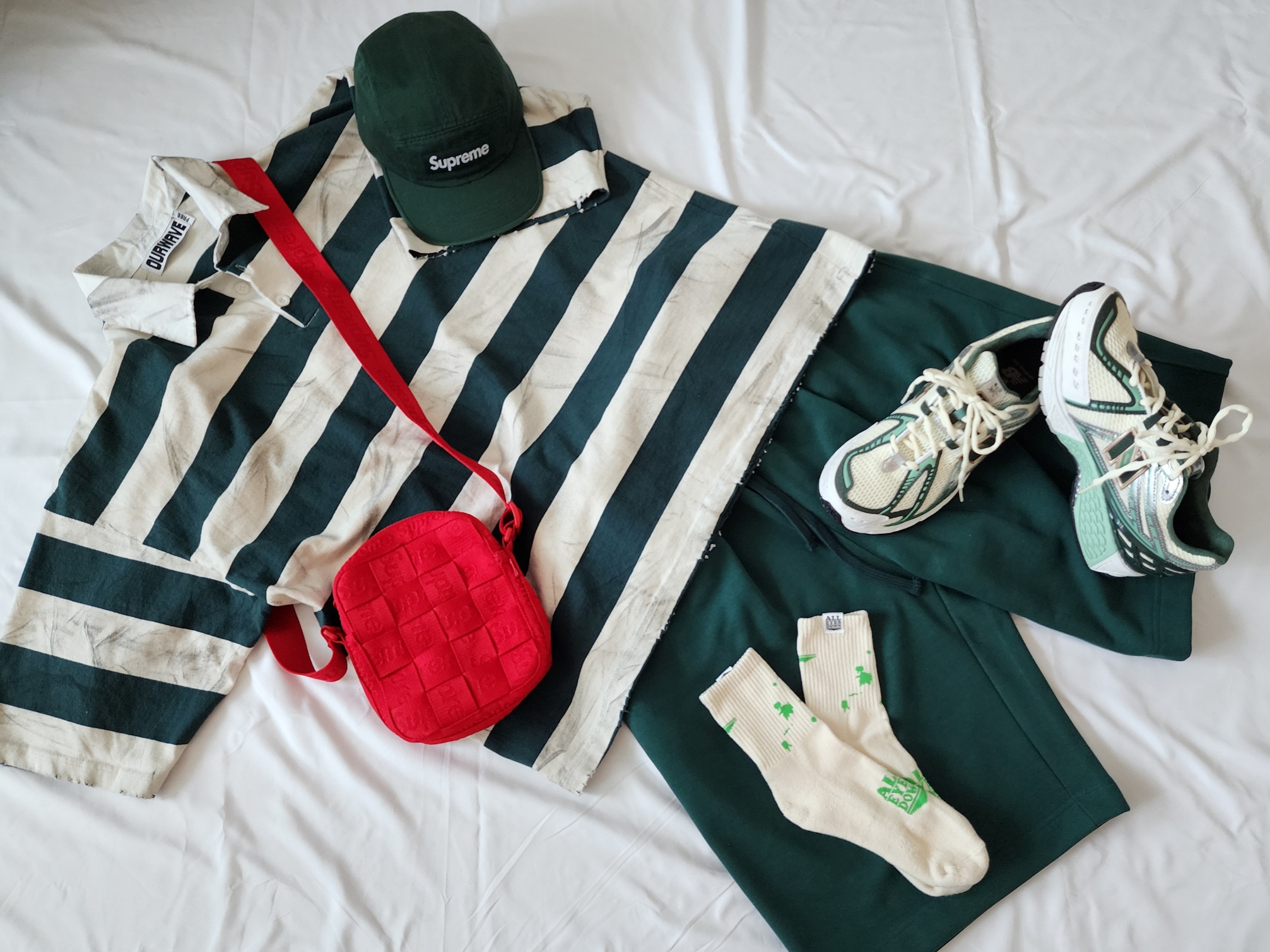 Supreme Woven Shoulder Bag Red - 23SS, Supreme Washed Chino Twill Camp Cap Pine Green - 23FW 착용 스타일 - 1