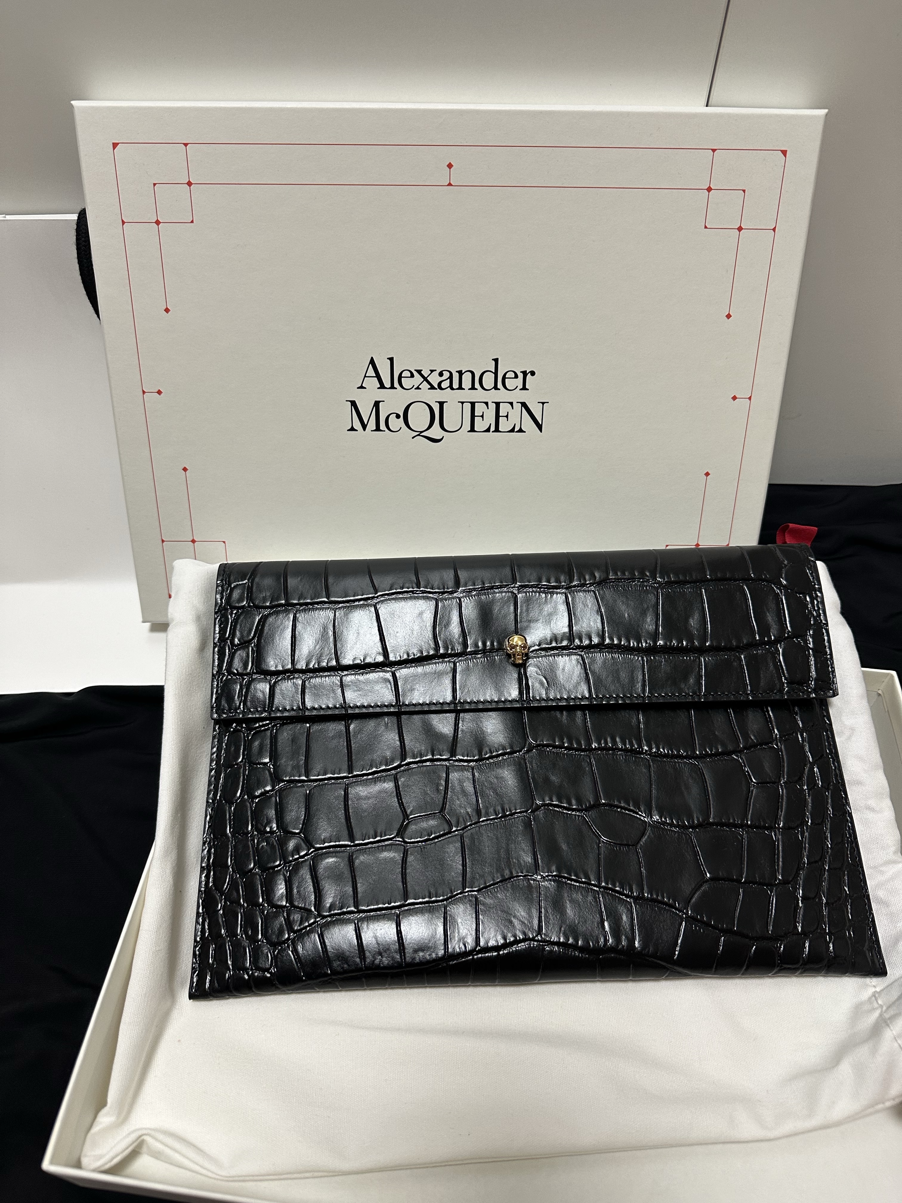 Alexander McQueen Skull Clutch Black 착용 스타일