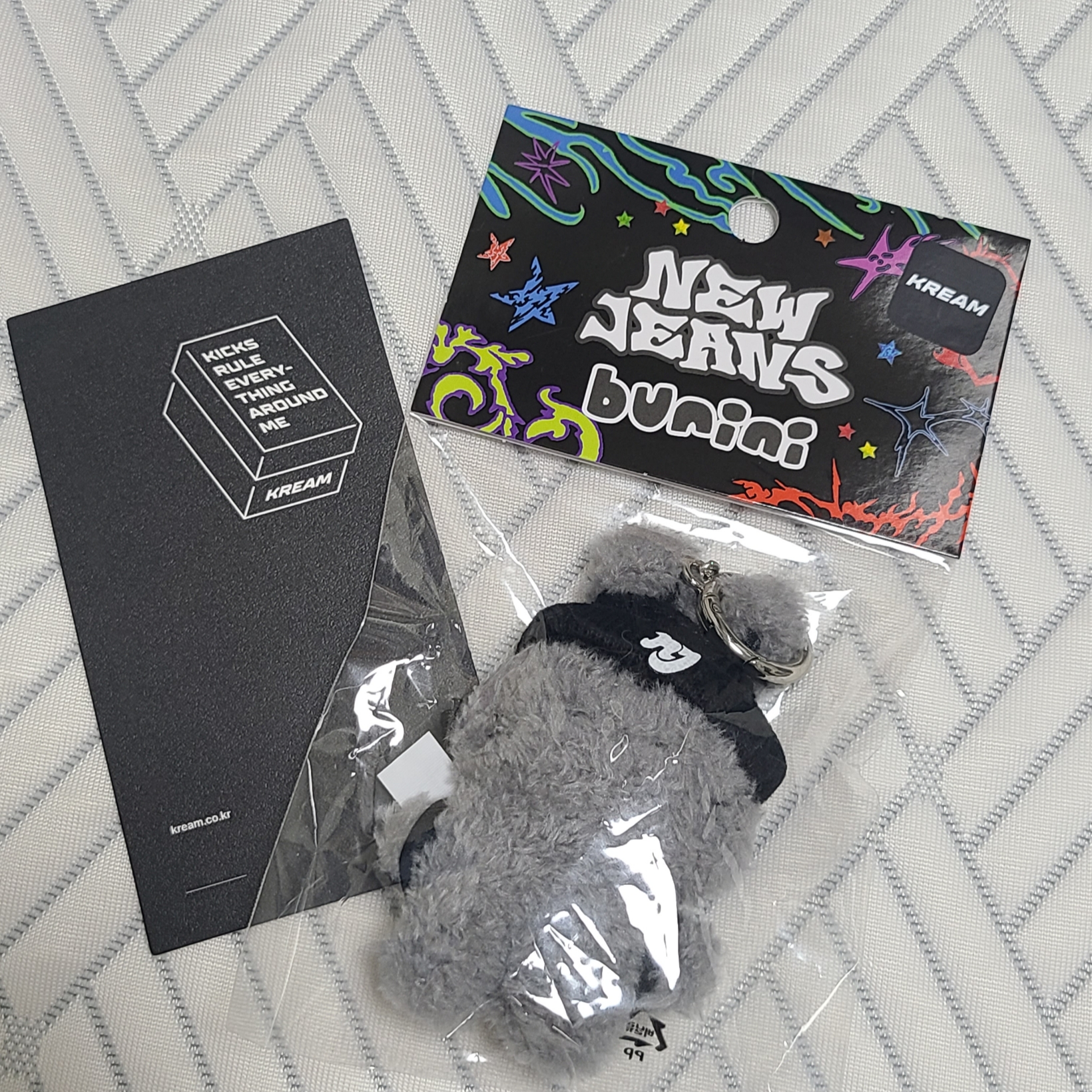 NewJeans Bunini Mini Costume Keyring Gray 착용 스타일