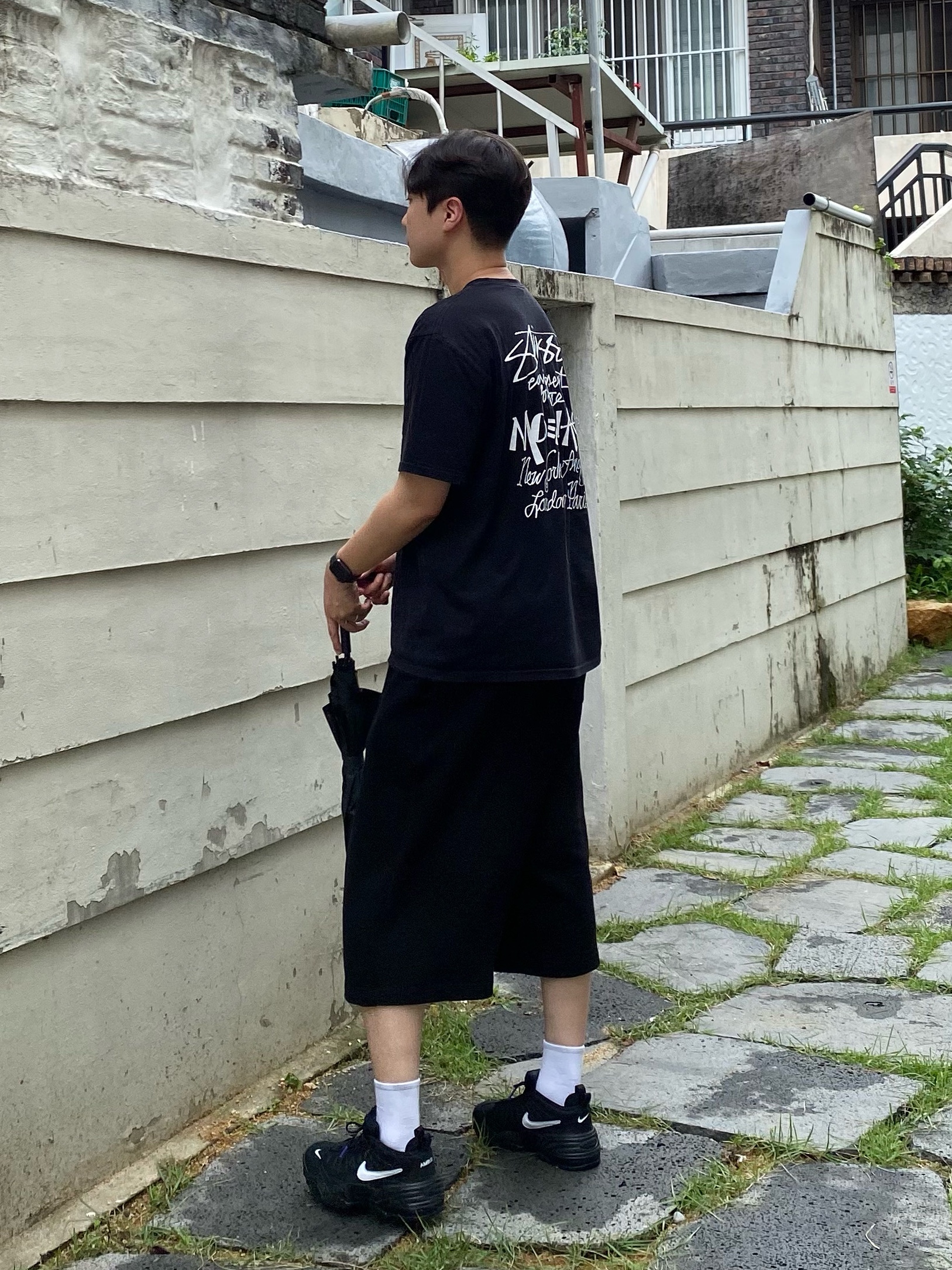Nike x Ambush Air Adjust Force SP Black and Psychic Purple, Stussy Modern Age T-Shirt Black 착용 스타일 - 1