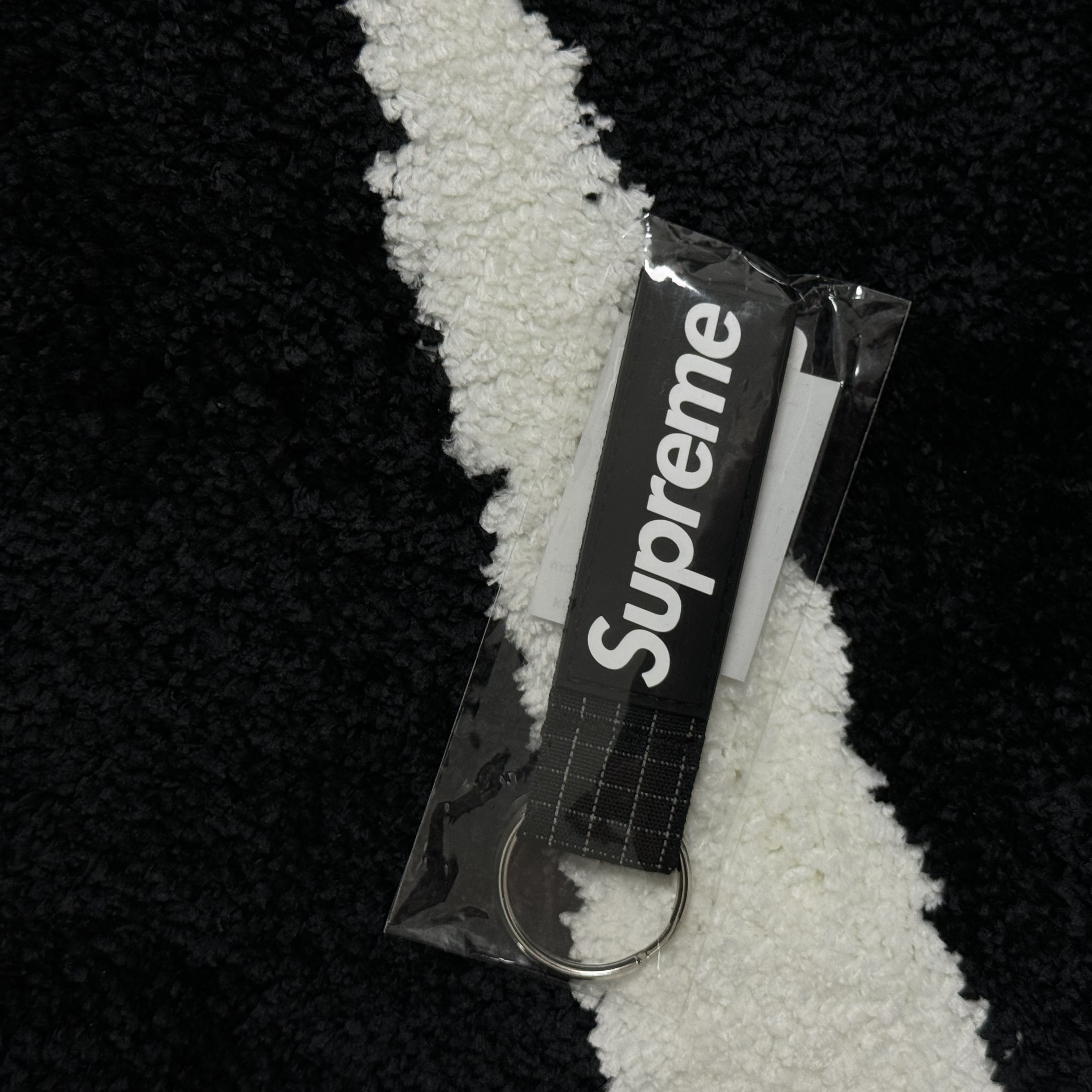 Supreme Ripstop Keychain Black - 24SS 착용 스타일