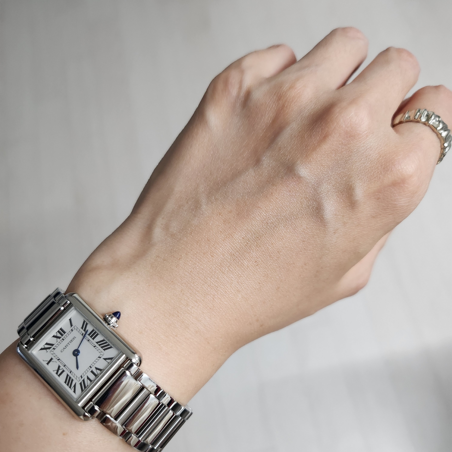 Cartier Tank Must Watch Small Quartz Steel Bracelet Steel 착용 스타일