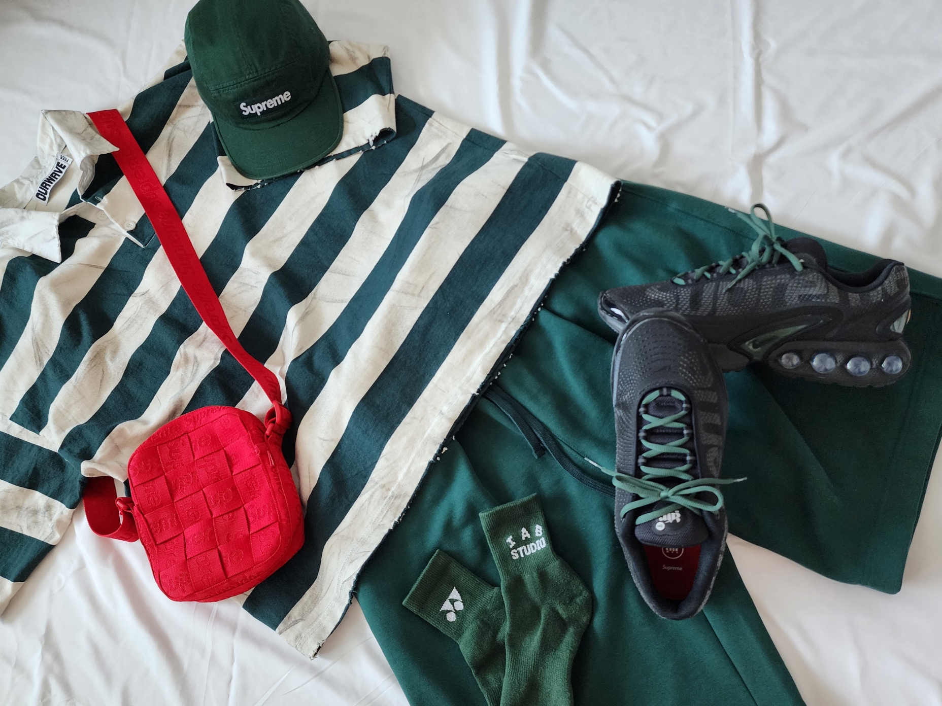 Supreme Woven Shoulder Bag Red - 23SS, Supreme Washed Chino Twill Camp Cap Pine Green - 23FW 착용 스타일 - 2