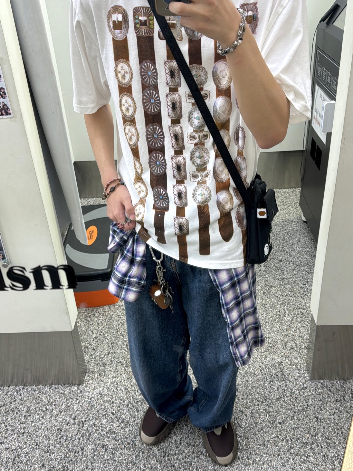 Oakley Factory Team x Brain Dead Ostrich Chop Saw Mule Maroon Espresso, Kapital 20 Crew T-Shirt White 착용 스타일 - 3