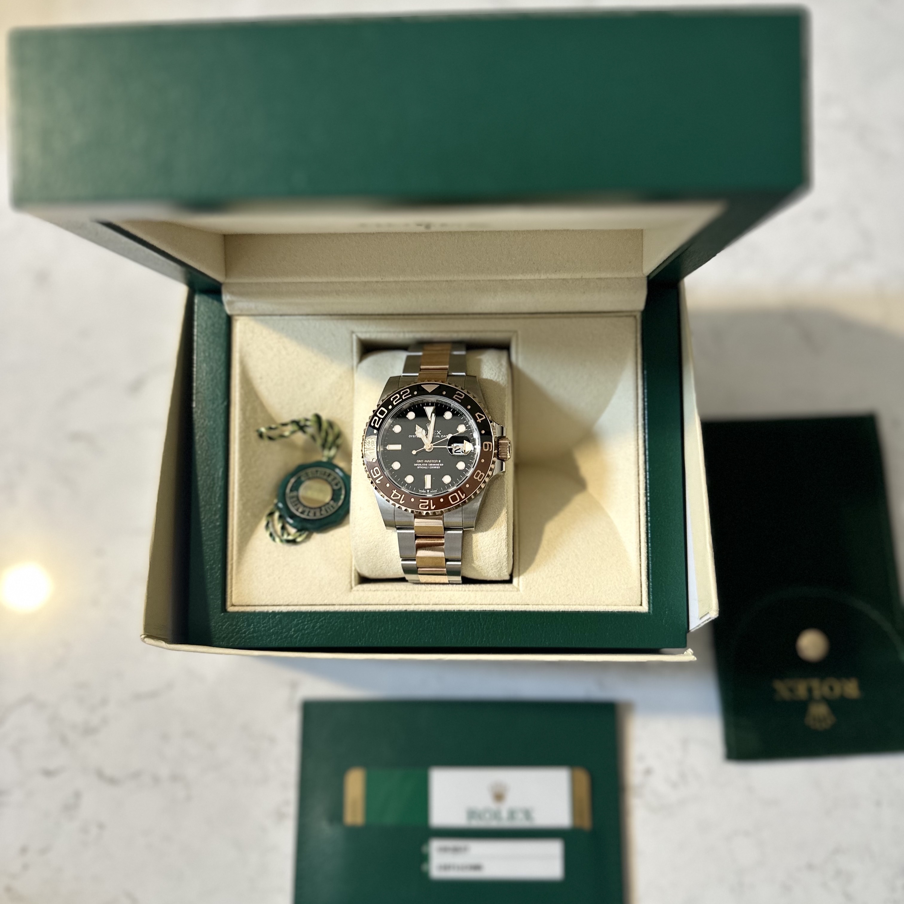 Rolex GMT-Master II 40mm 126711CHNR Black Oyster 착용 스타일 - 1
