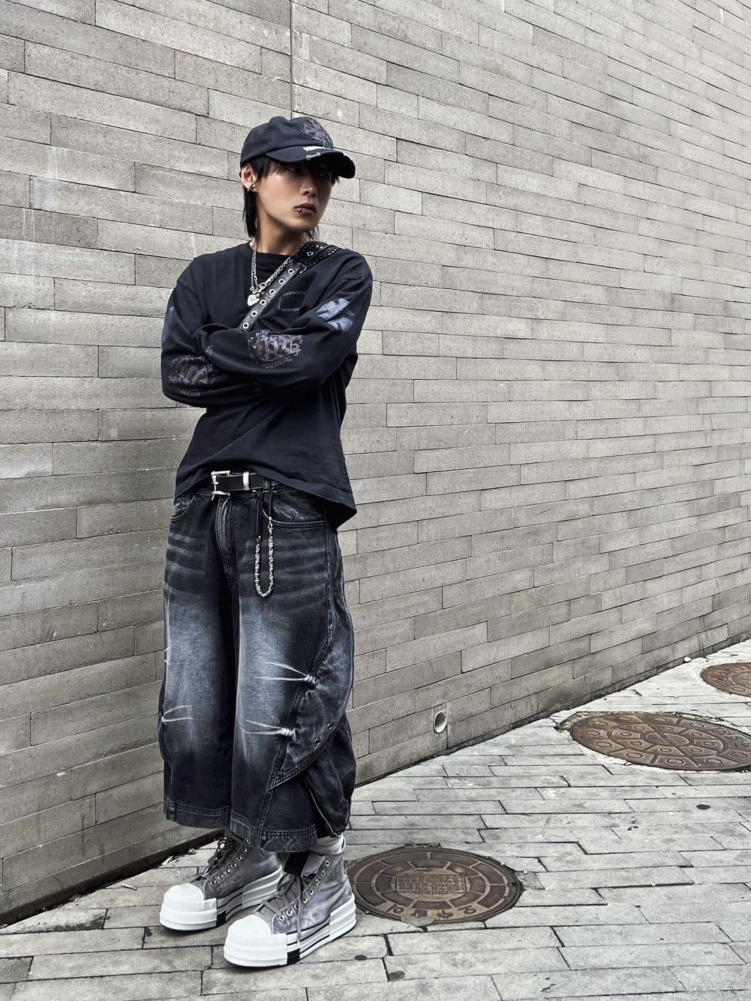 BLR Curved Cover Cargo Bermuda Washing Denim Pants Black, Converse x Drkshdw DBL Drkstar Overdye Chuck 70 Hi Concrete 착용 스타일