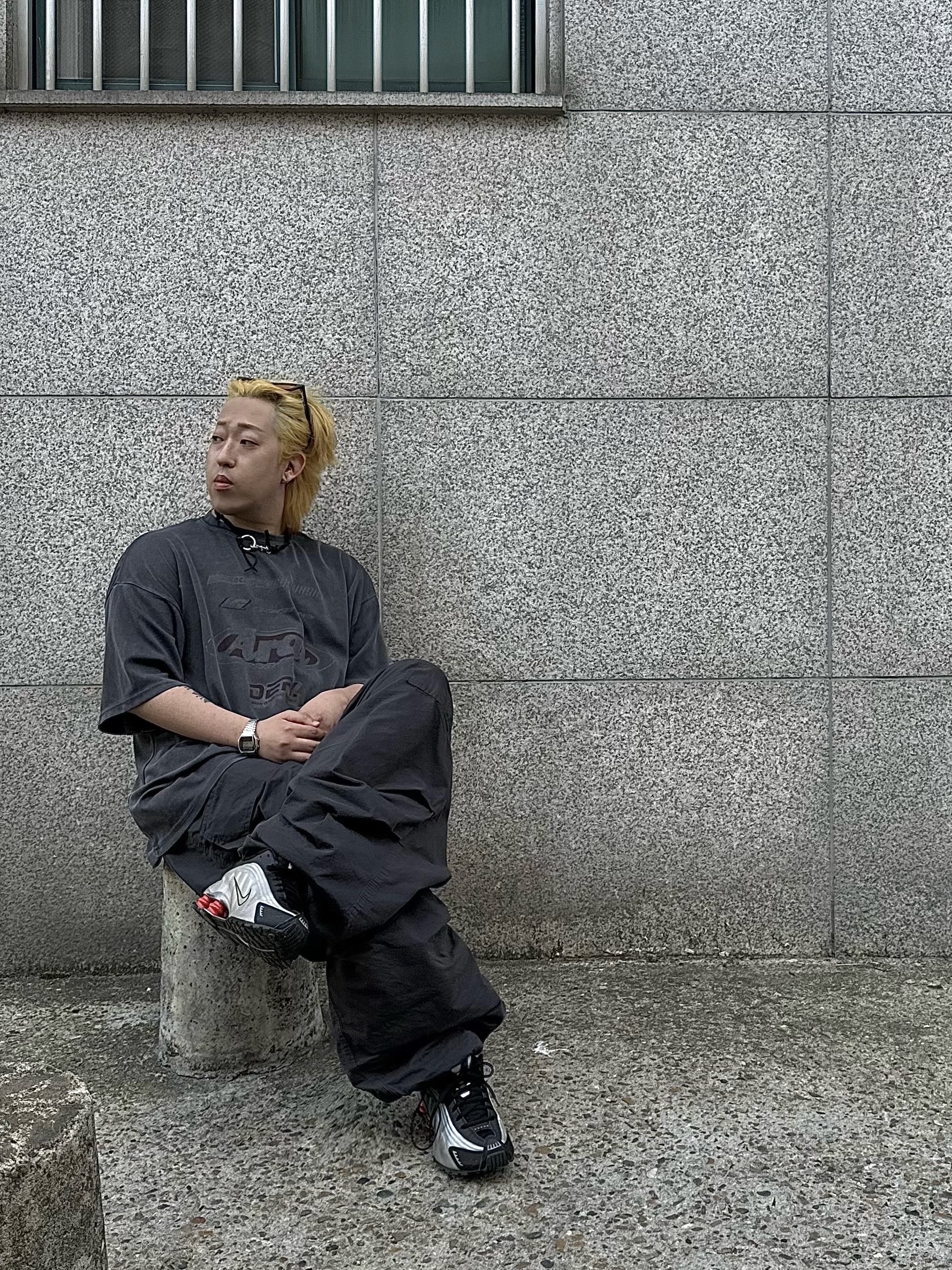 Nike Shox R4 Black and Metallic Silver 착용 스타일 - 1