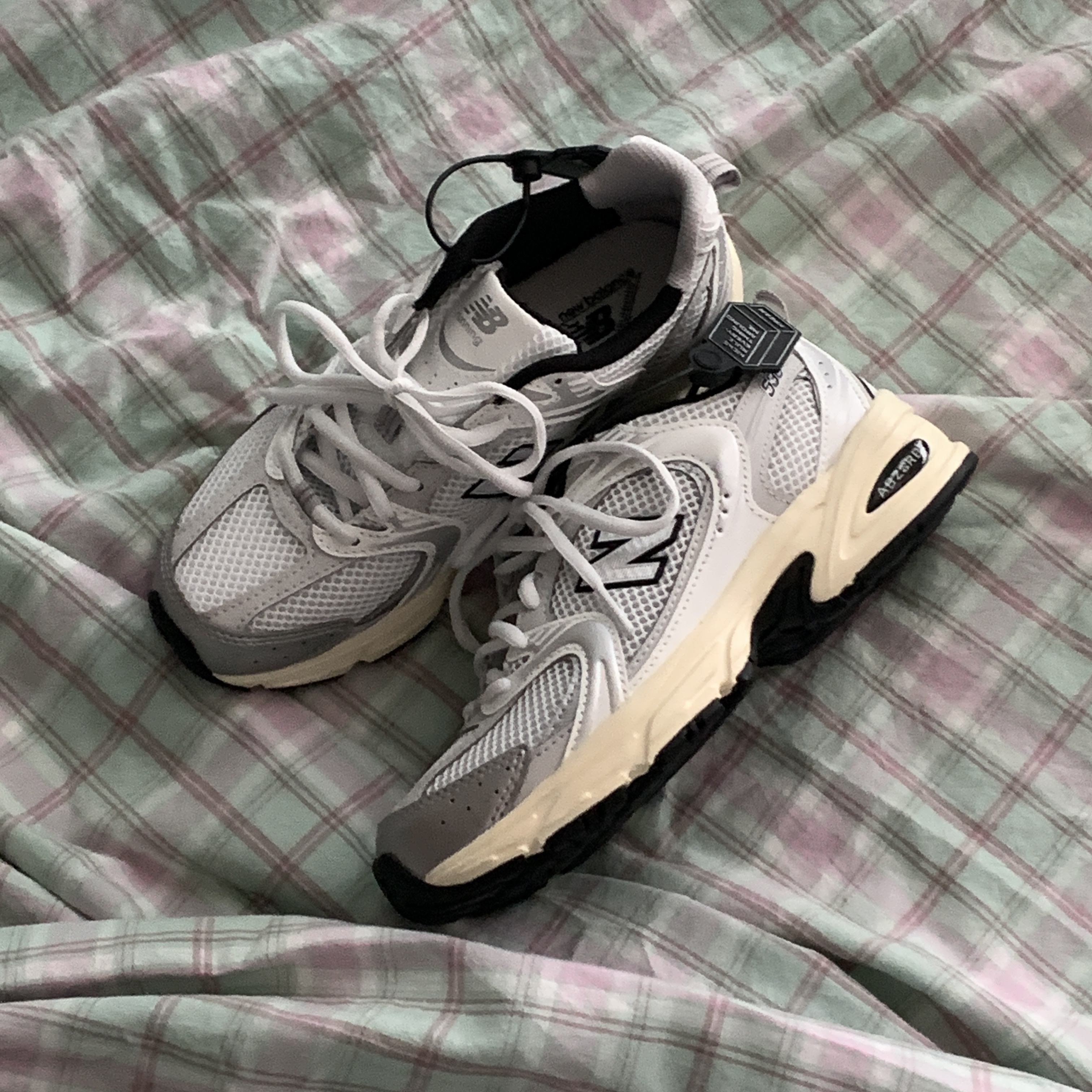 New Balance 530 Silver Cream 착용 스타일