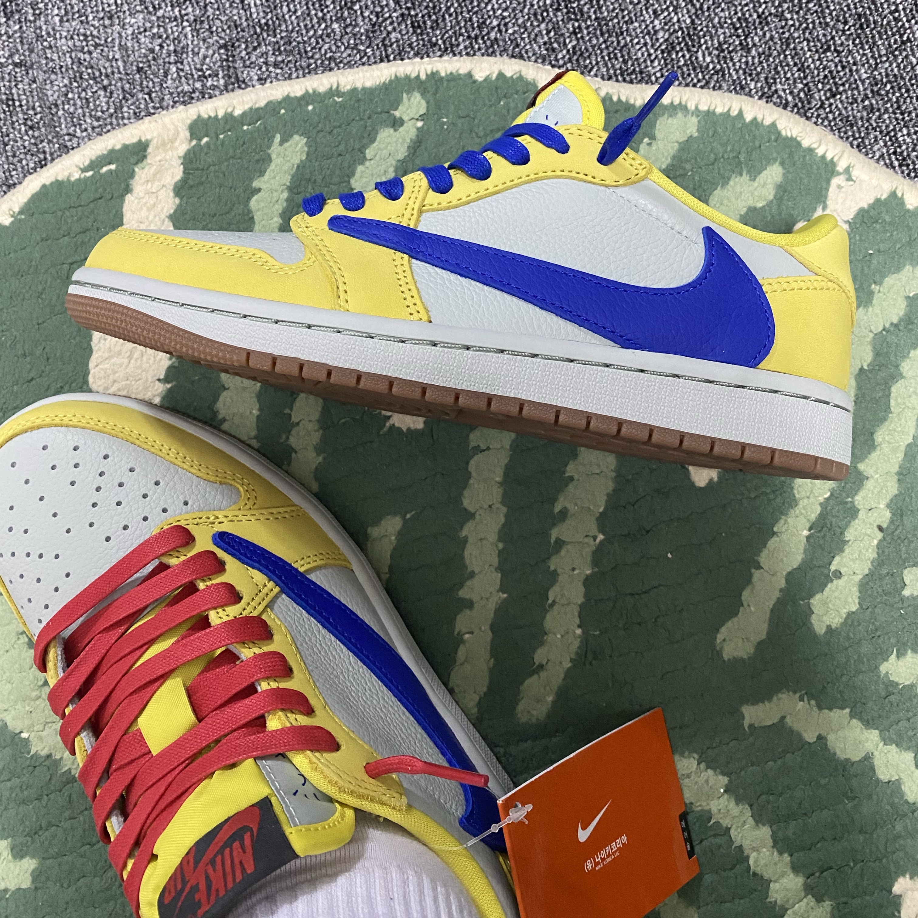 (W) Jordan 1 x Travis Scott Retro Low OG SP Canary 착용 스타일 - 2