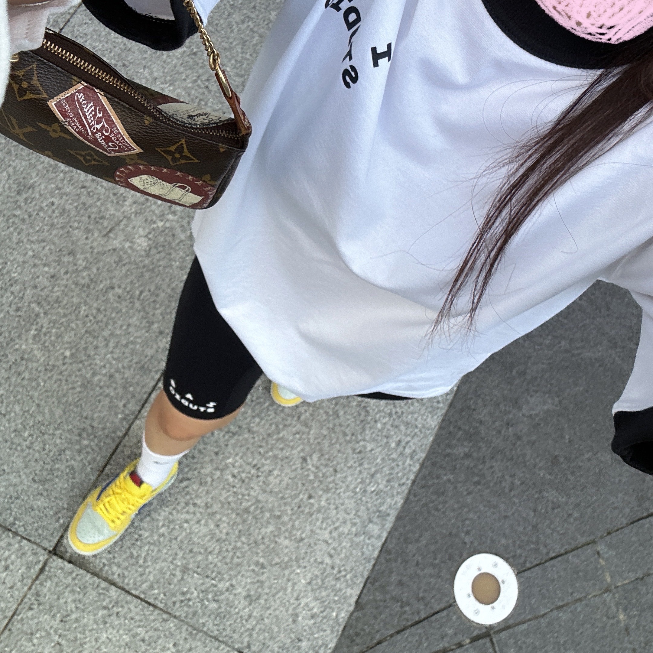 IAB Studio Established T-Shirt White Black, (W) Jordan 1 x Travis Scott Retro Low OG SP Canary 착용 스타일 - 1