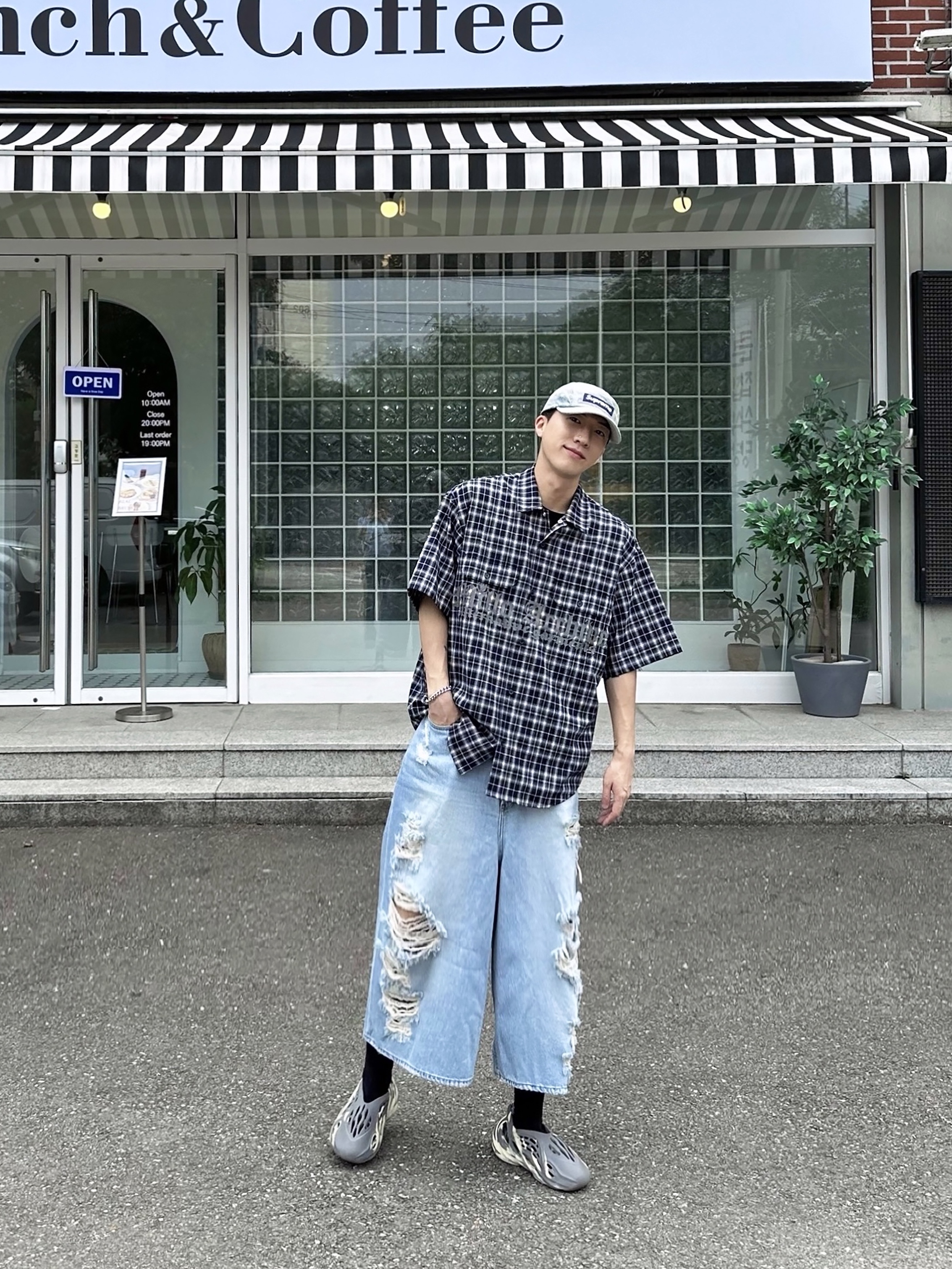 Adidas Yeezy Foam RNNR MXT Moon Gray, Supreme Denim Camp Cap Dirty Indigo - 23SS 착용 스타일 - 1