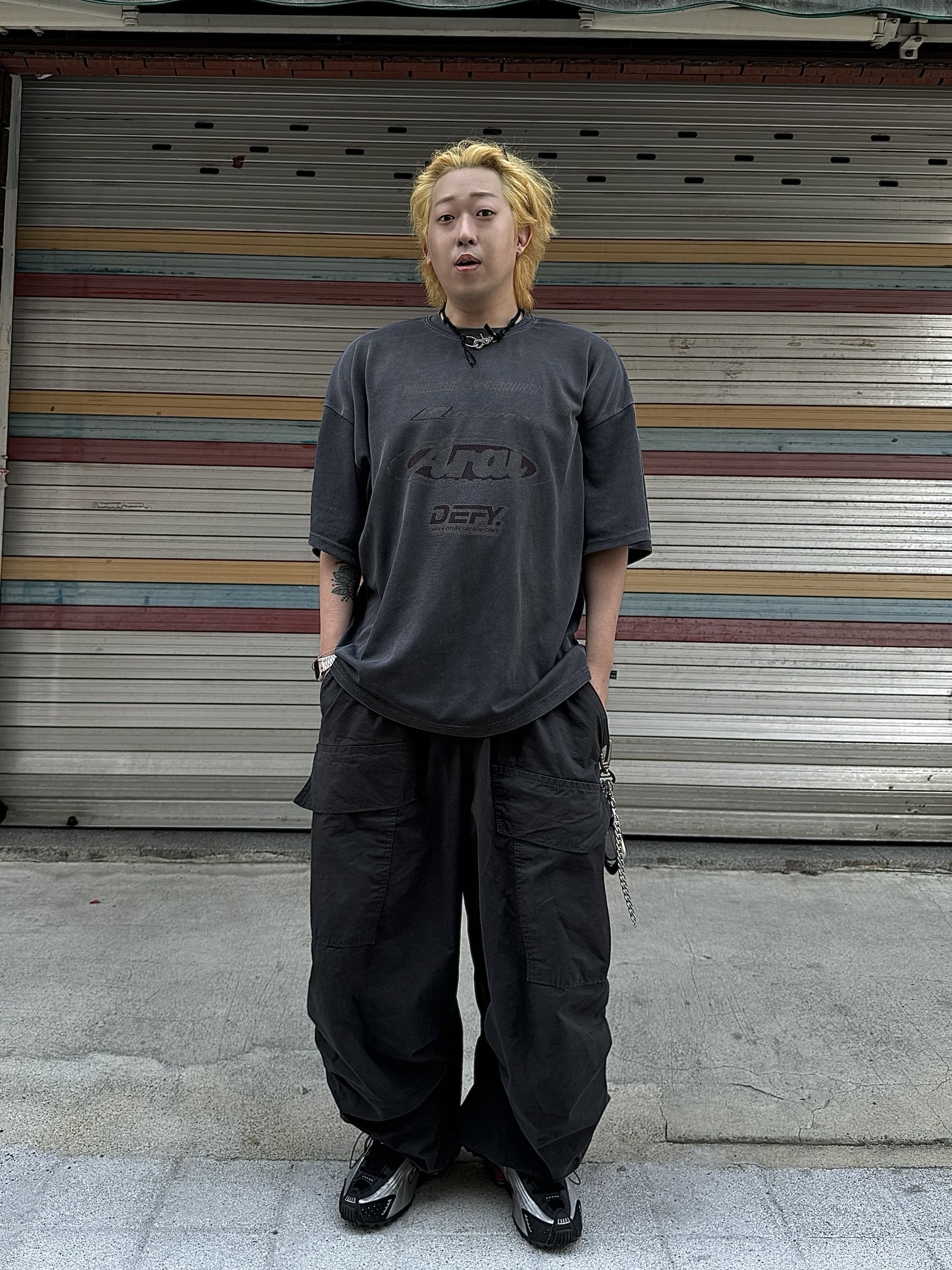 Nike Shox R4 Black and Metallic Silver 착용 스타일 - 2