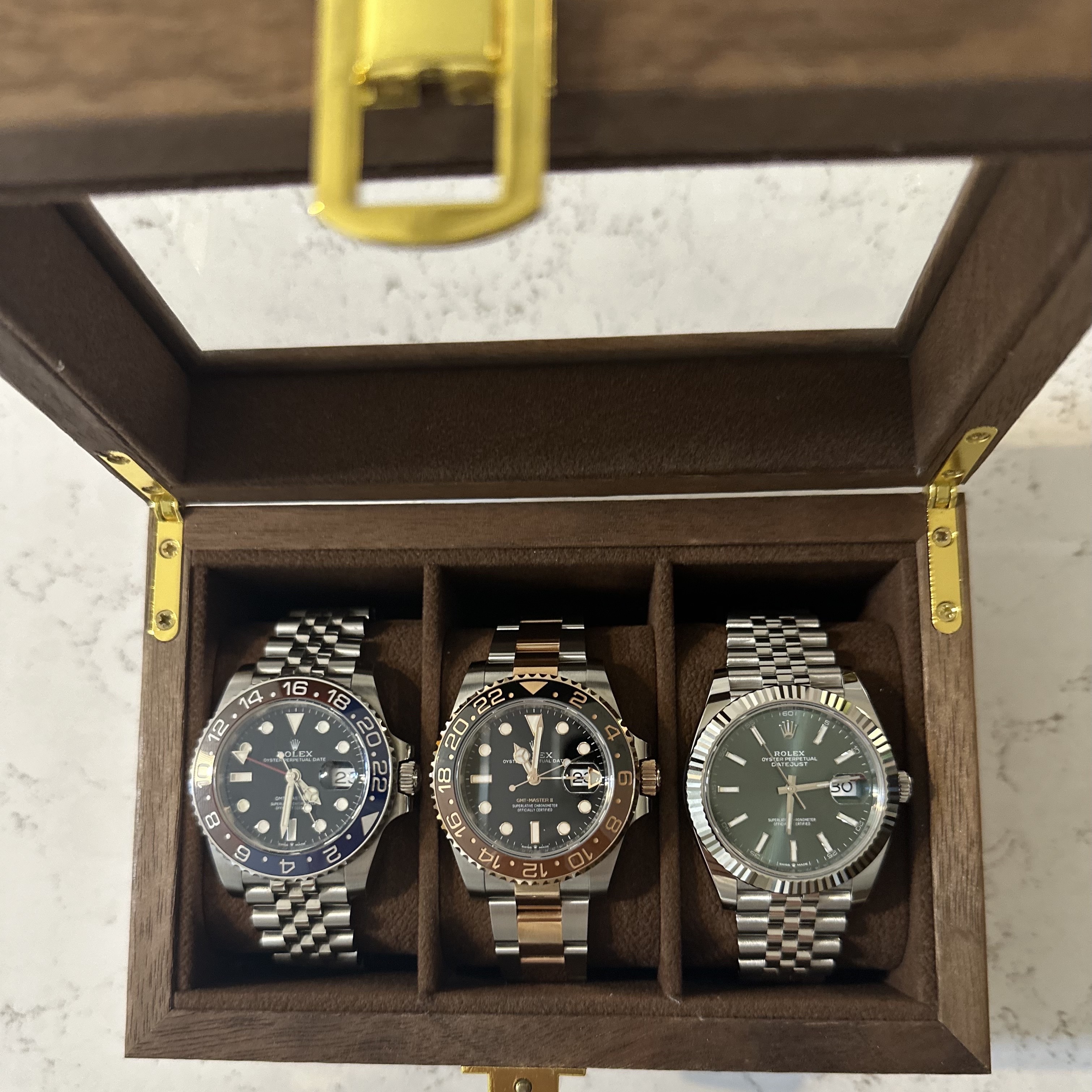 Rolex GMT-Master II 40mm 126711CHNR Black Oyster 착용 스타일 - 3