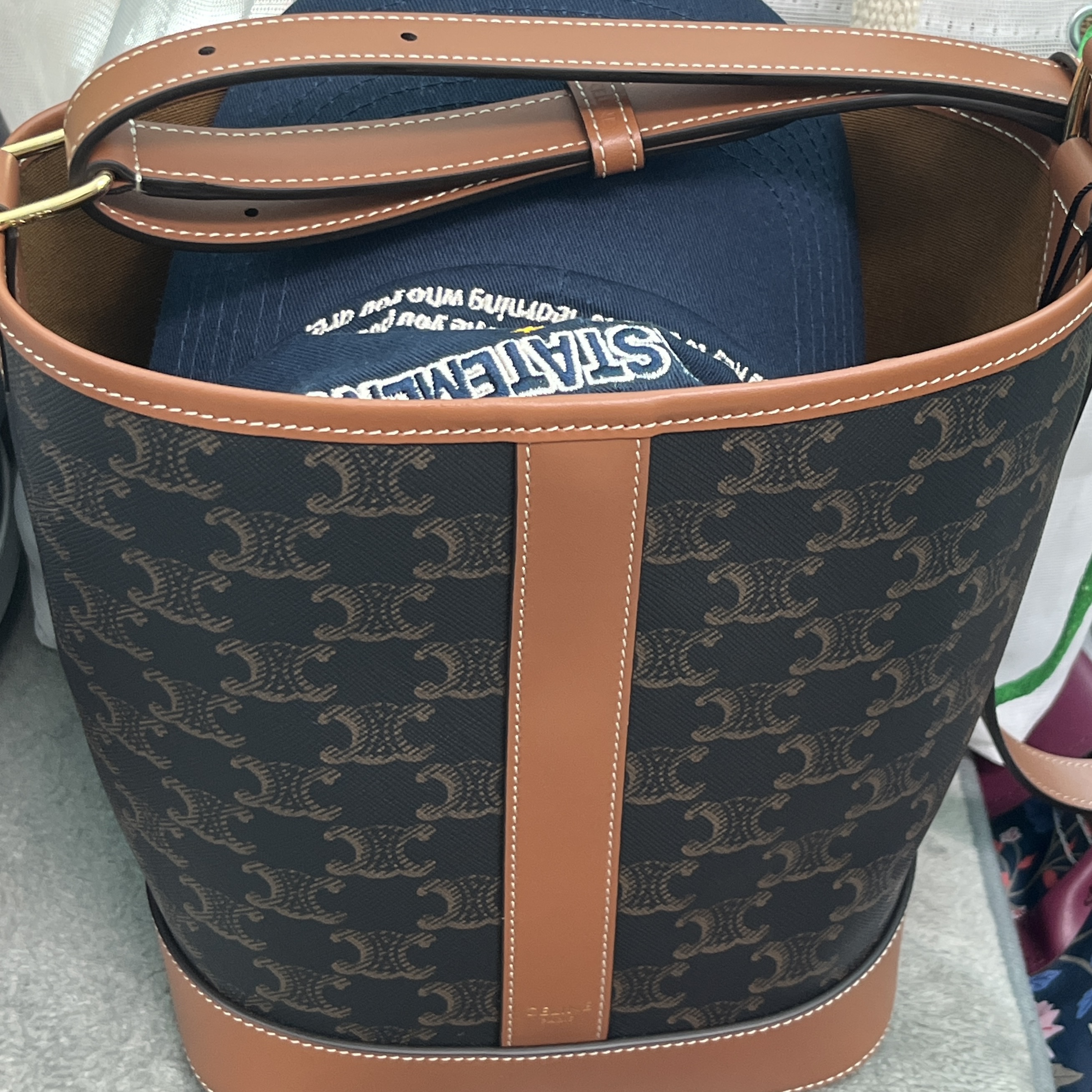 Celine Small Bucket in Triomphe Canvas and Calfskin Tan 착용 스타일