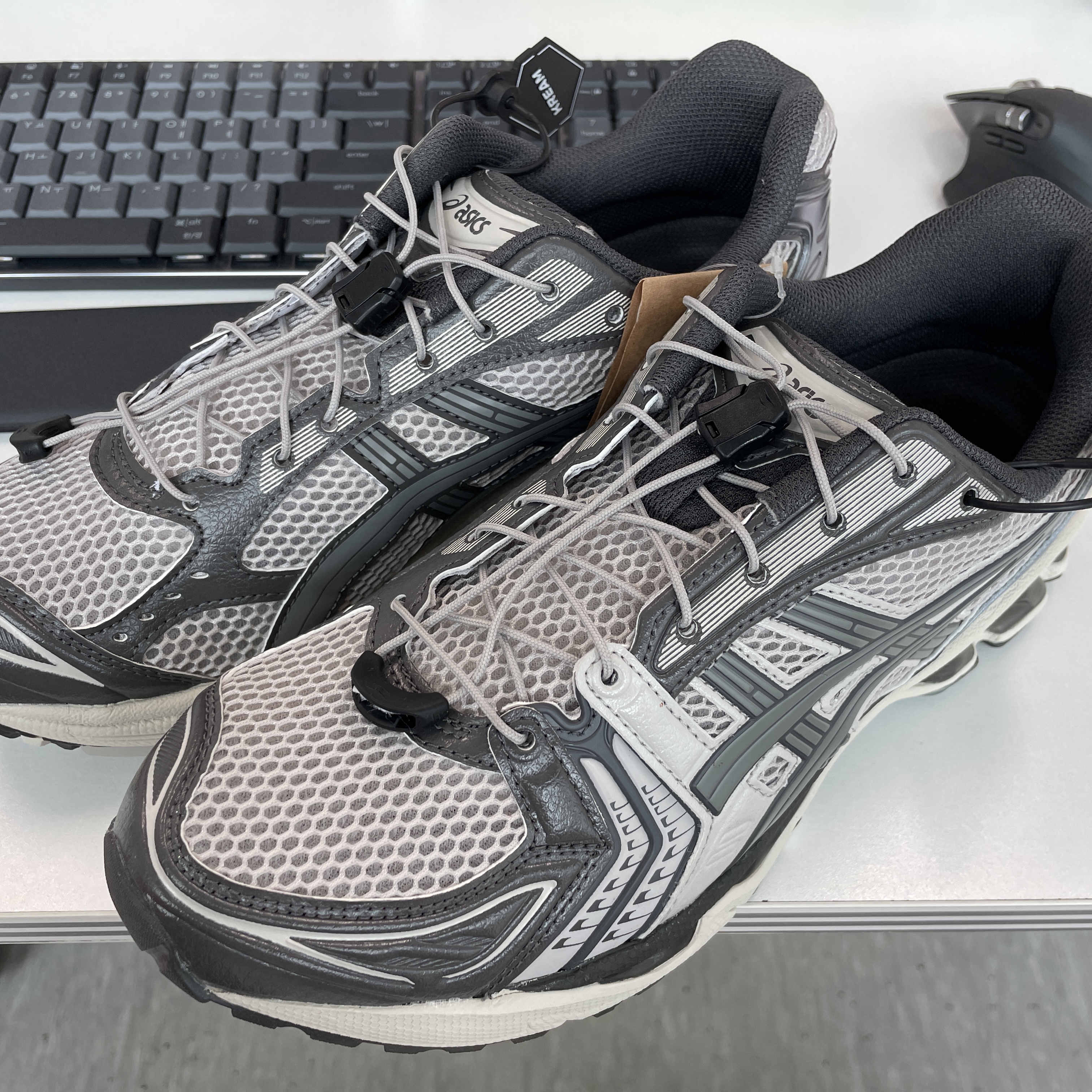 Asics Unlimited Gel-Kayano 14 Oyster Grey Clay Grey 착용 스타일 - 1