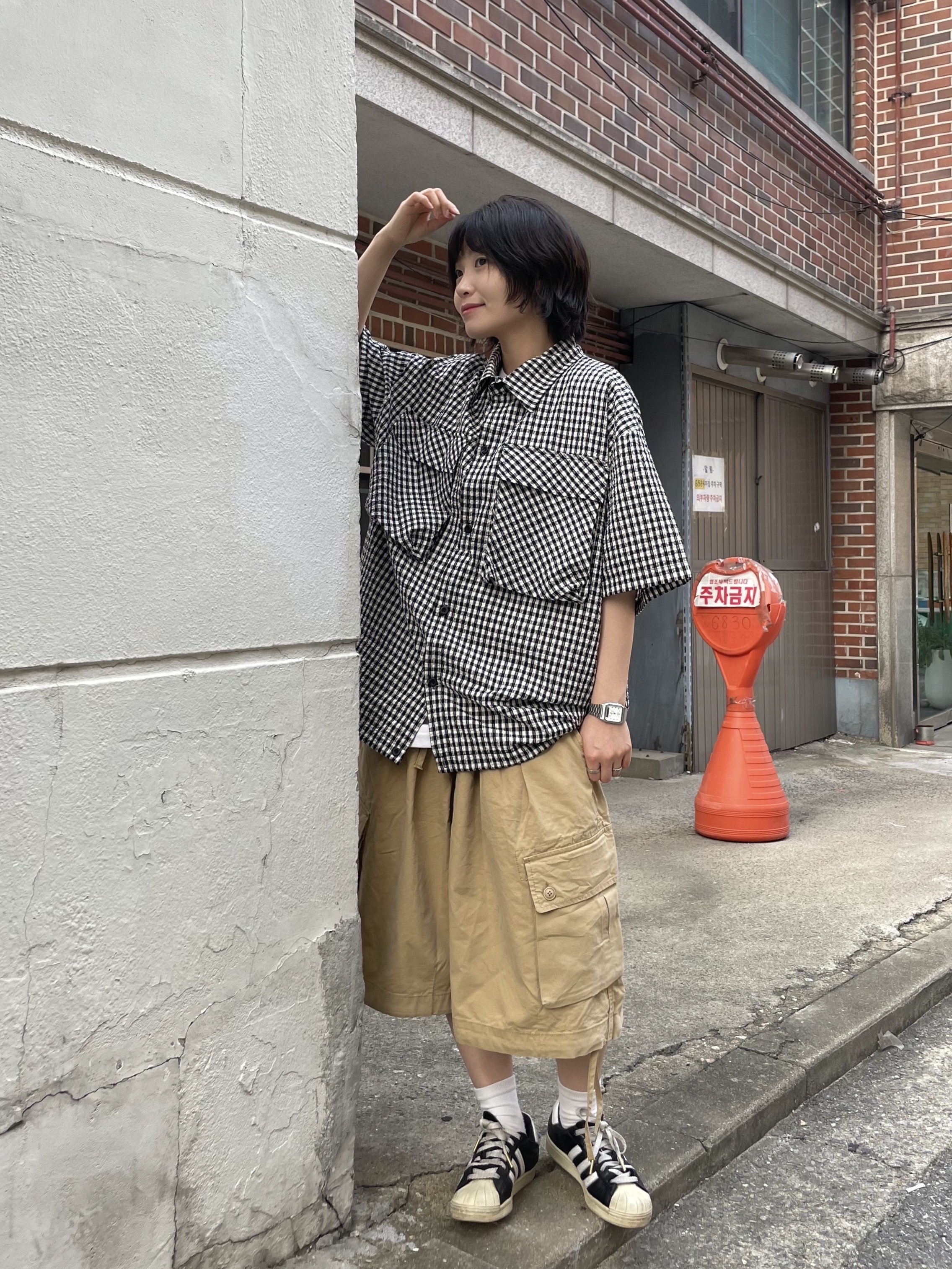 Adidas Superstar Premium Black White 착용 스타일 - 3