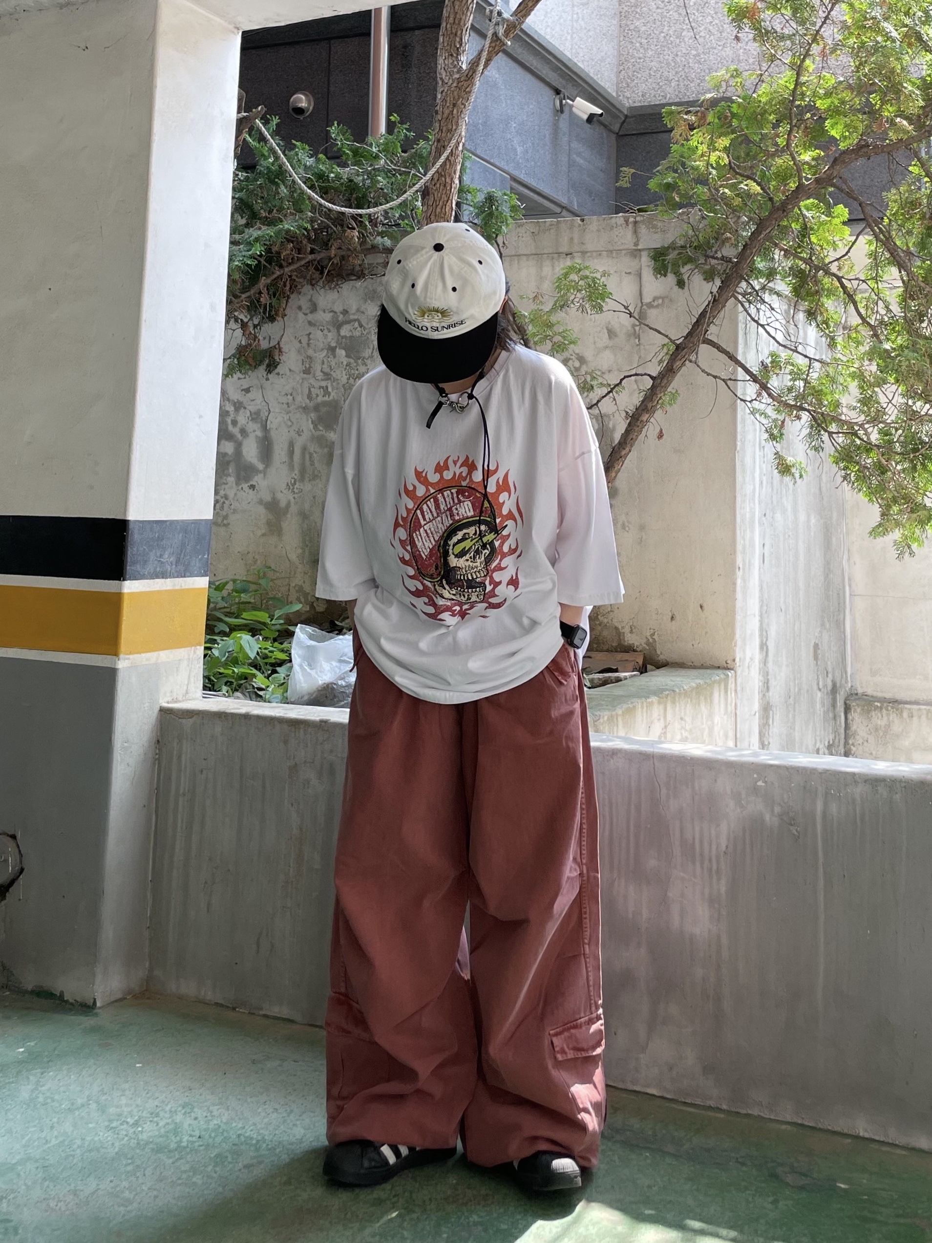 Our Legacy Ladon Leather Keychain Black, Hello Sunrise  Two Tone Washed OG Logo 6panel Cap Off White & Black 착용 스타일 - 2