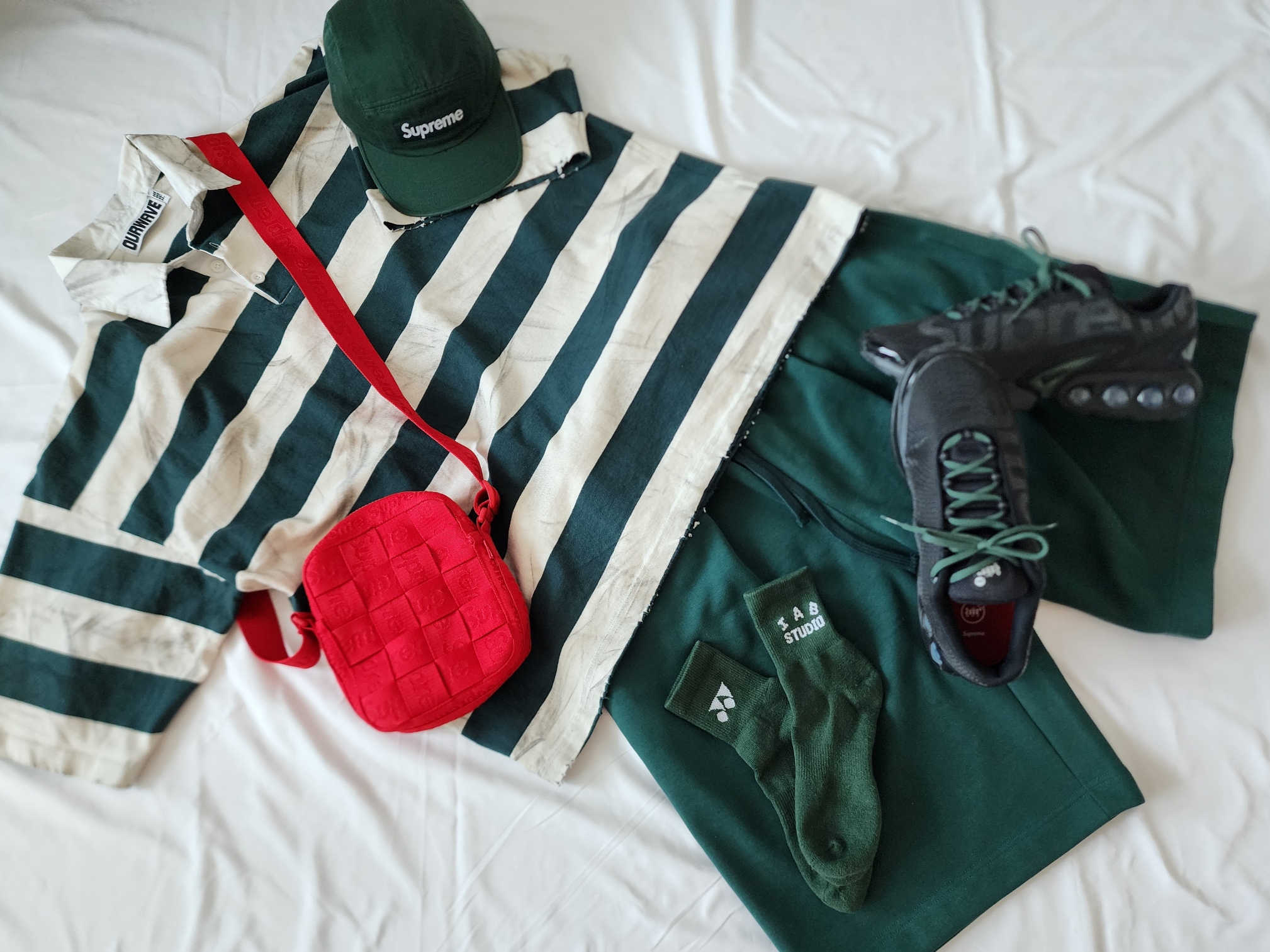 Supreme Woven Shoulder Bag Red - 23SS, Supreme Washed Chino Twill Camp Cap Pine Green - 23FW 착용 스타일 - 4