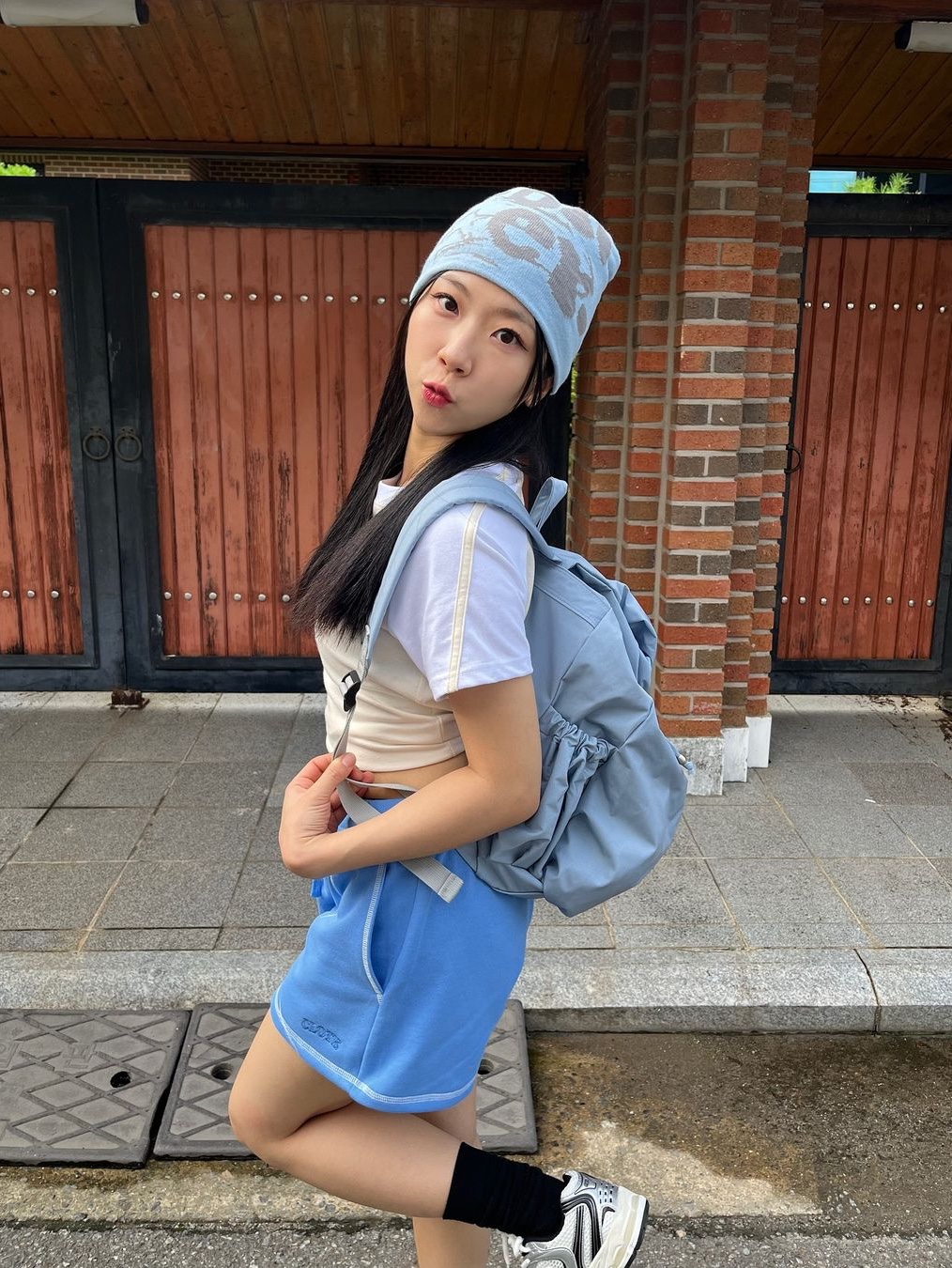 ACOC Blooming Mini Backpack Ice Blue 착용 스타일