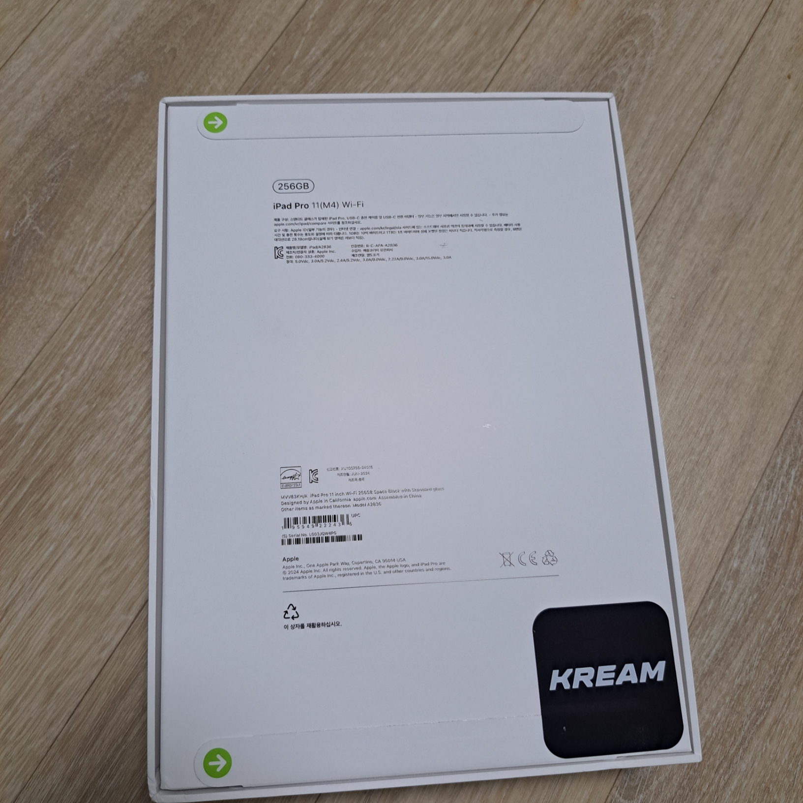 Apple iPad Pro 5th Gen 11-inch Wifi 256GB Standard Glass Space Black (Korean Ver.) 착용 스타일 - 1