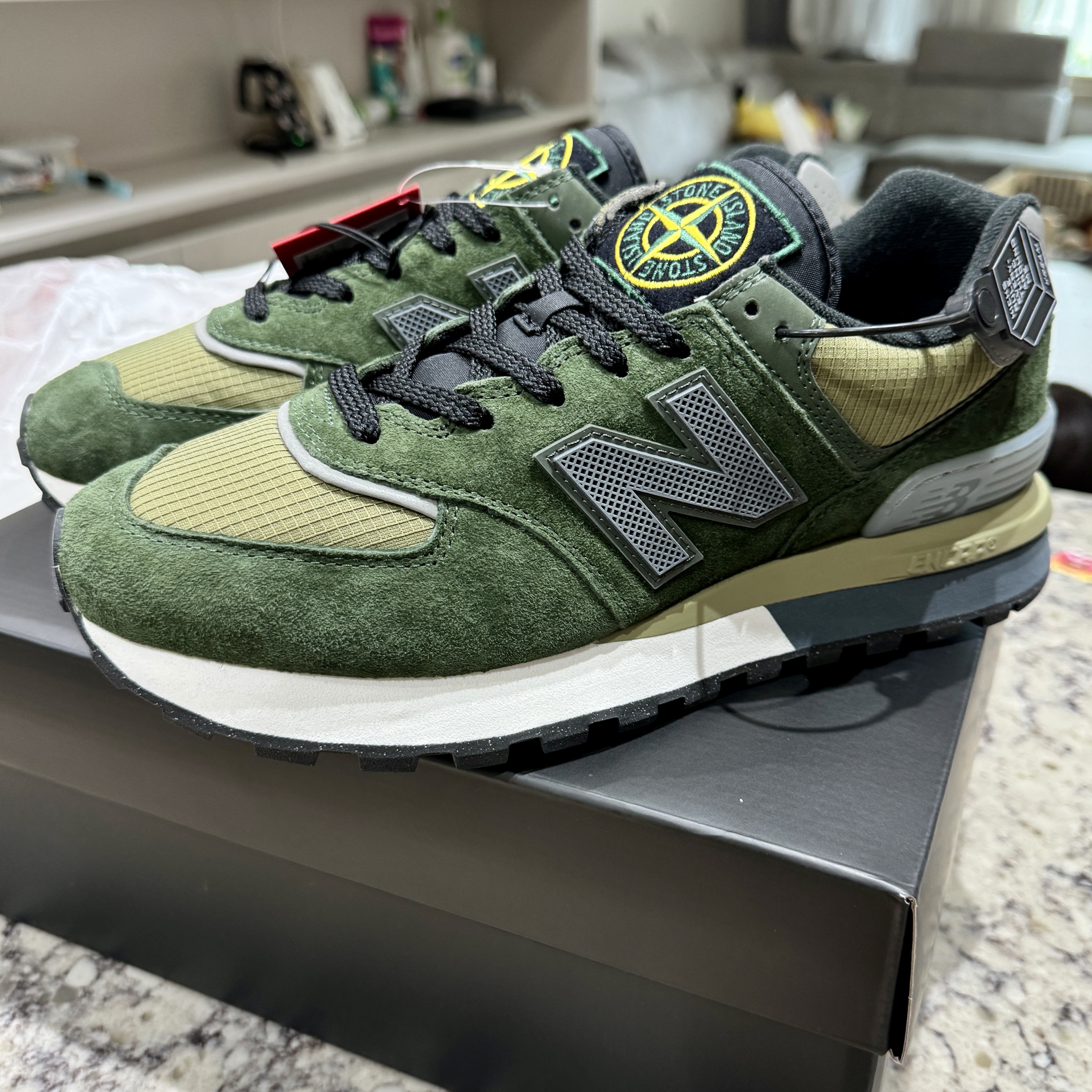 New Balance x Stone Island 574 Legacy Dark Green 착용 스타일 - 1