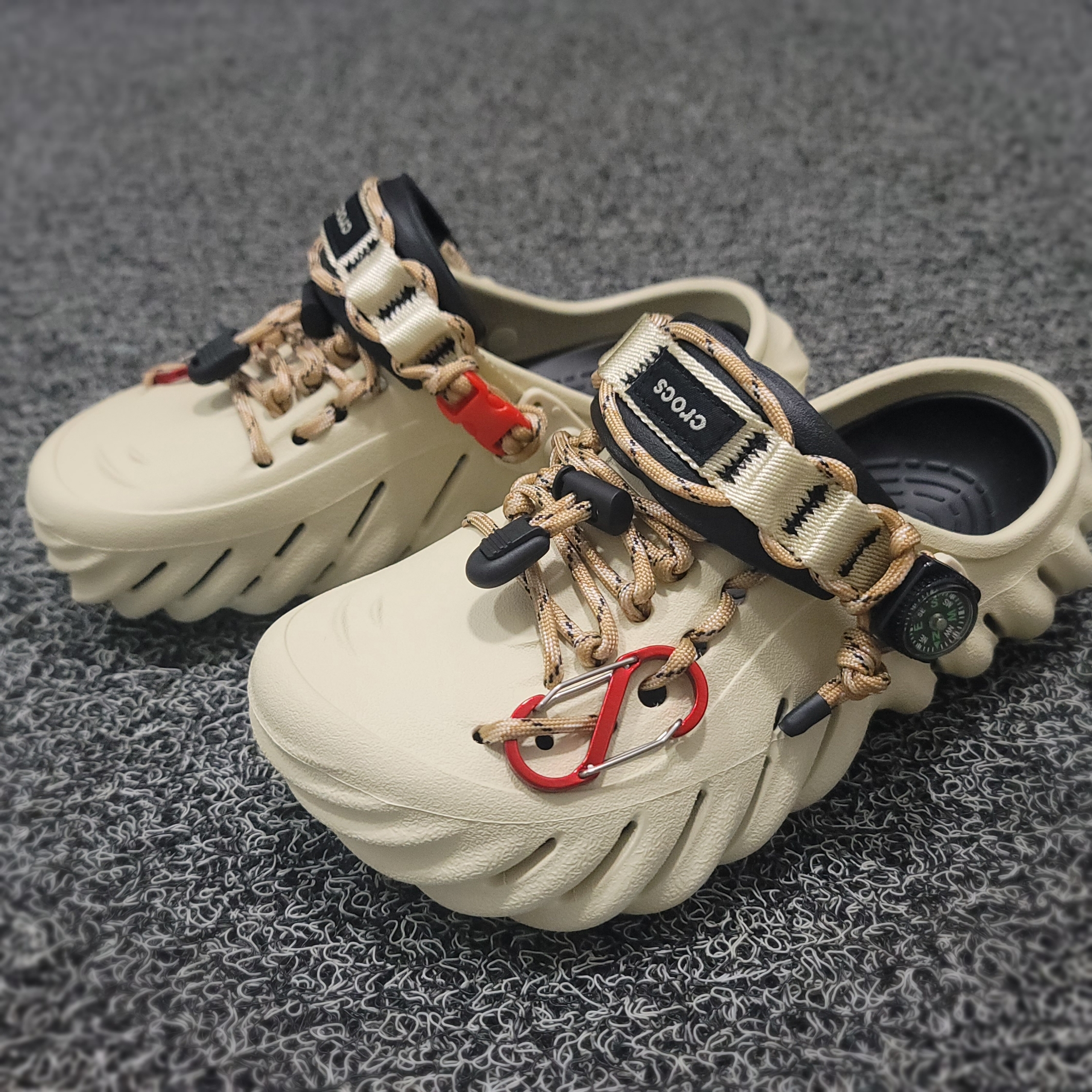 Crocs Echo Clog Bone Black 착용 스타일 - 2