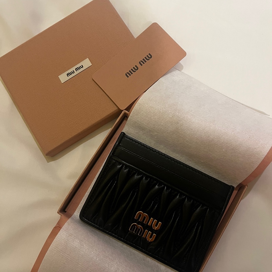 Miu Miu Matelasse Nappa Leather Card Holder Black 착용 스타일