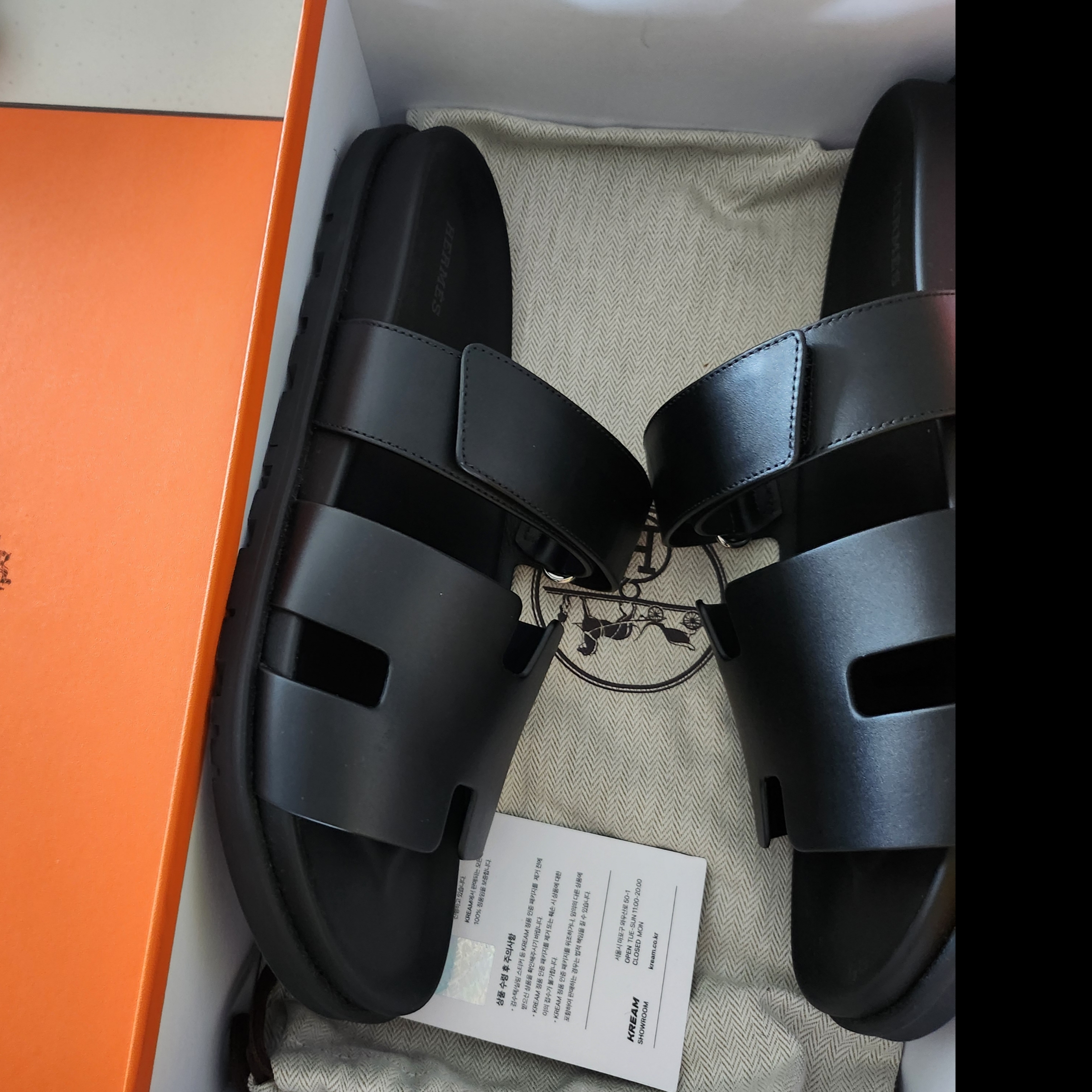 Hermes Chypre Sandal Calfskin & Noir 착용 스타일