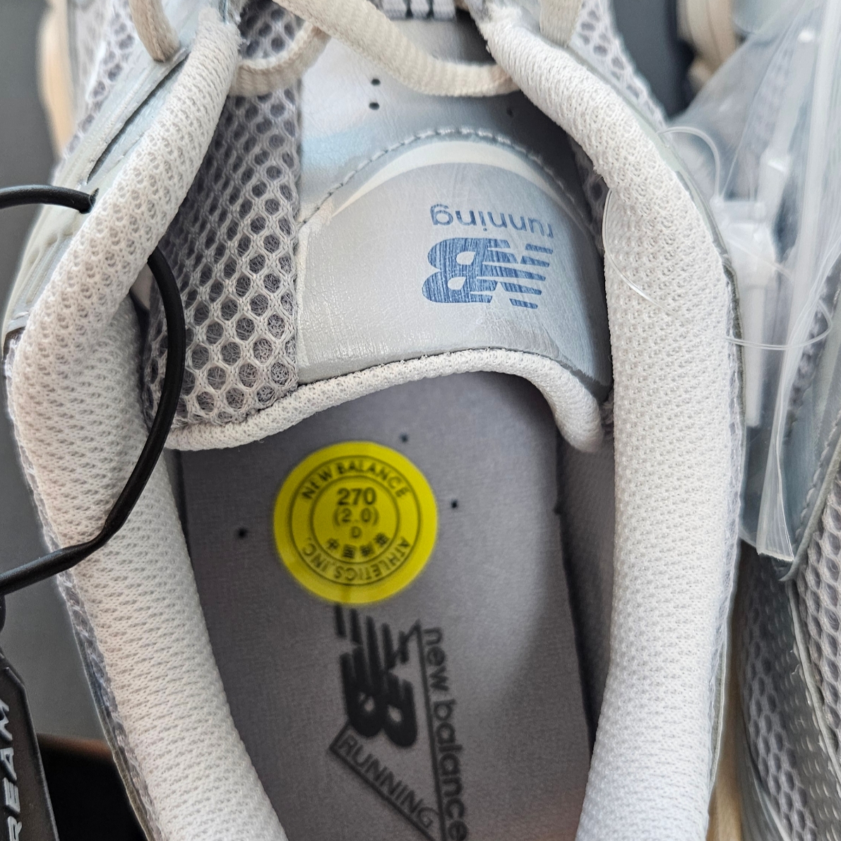 New Balance 530 Vintage Metallic Silver 착용 스타일 - 1
