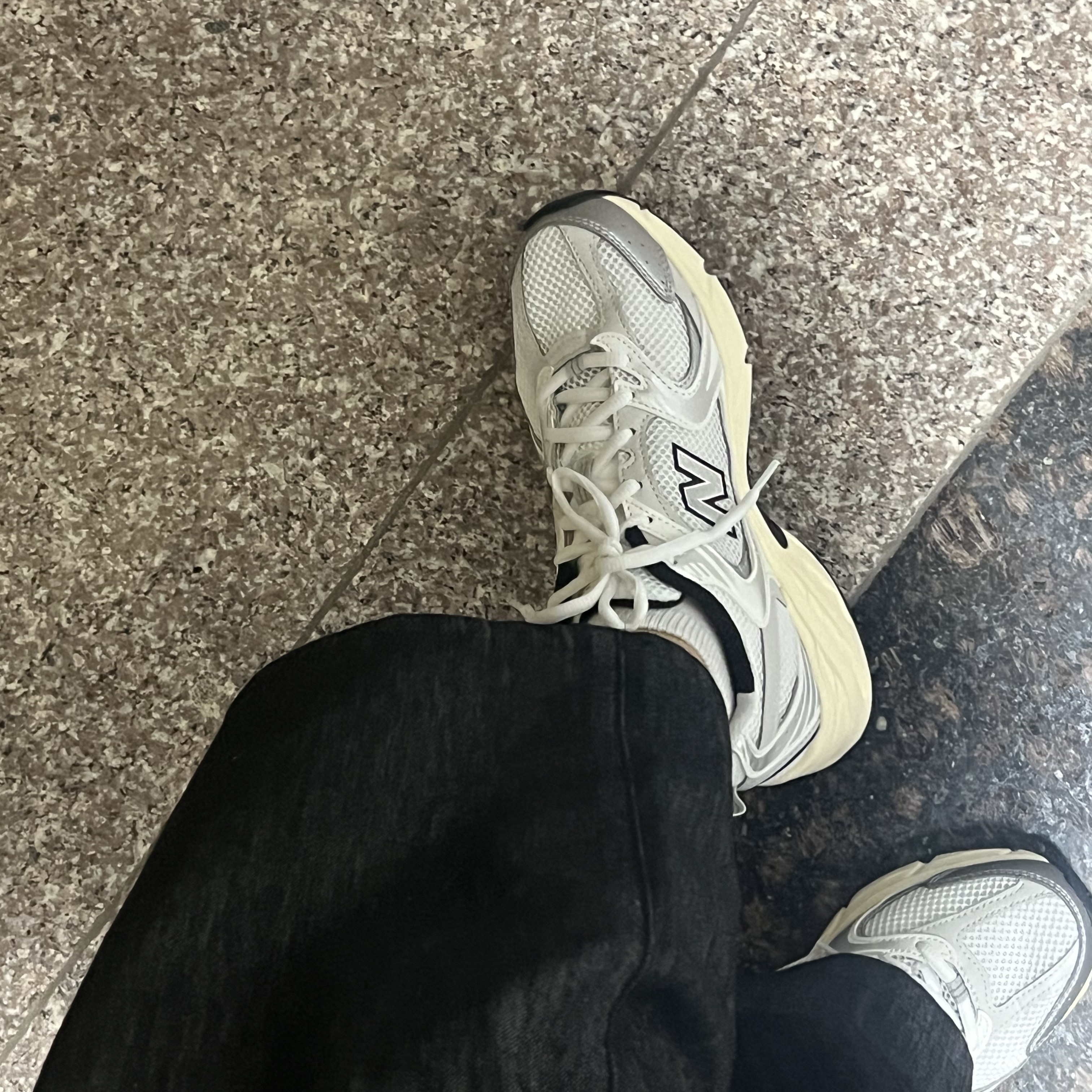 New Balance 530 Silver Cream 착용 스타일 - 2
