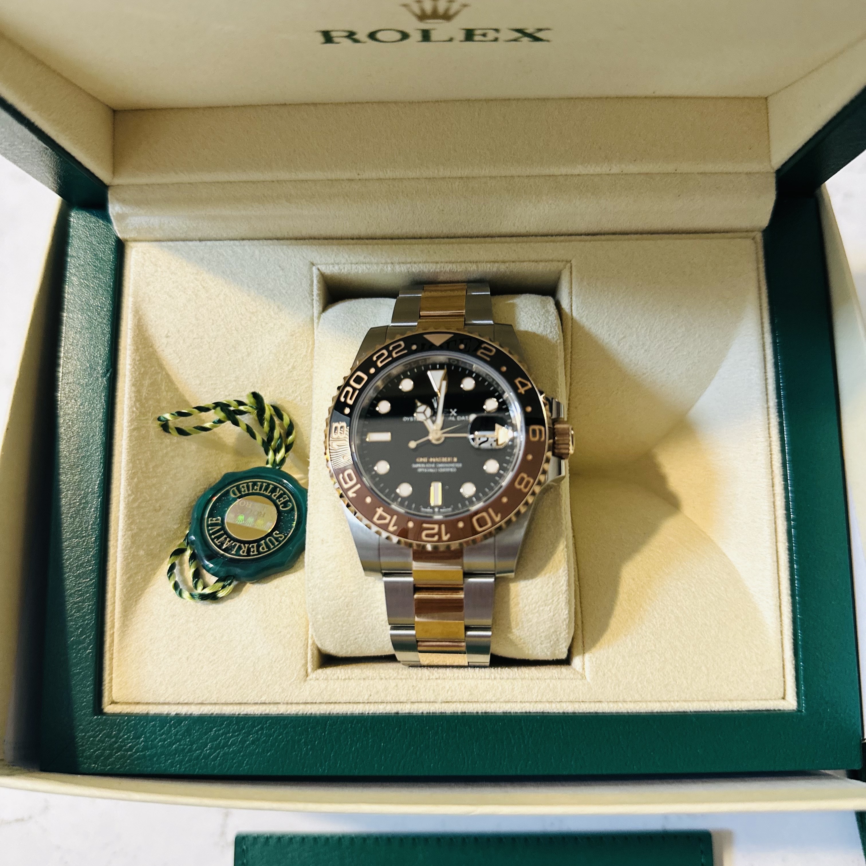 Rolex GMT-Master II 40mm 126711CHNR Black Oyster 착용 스타일 - 2