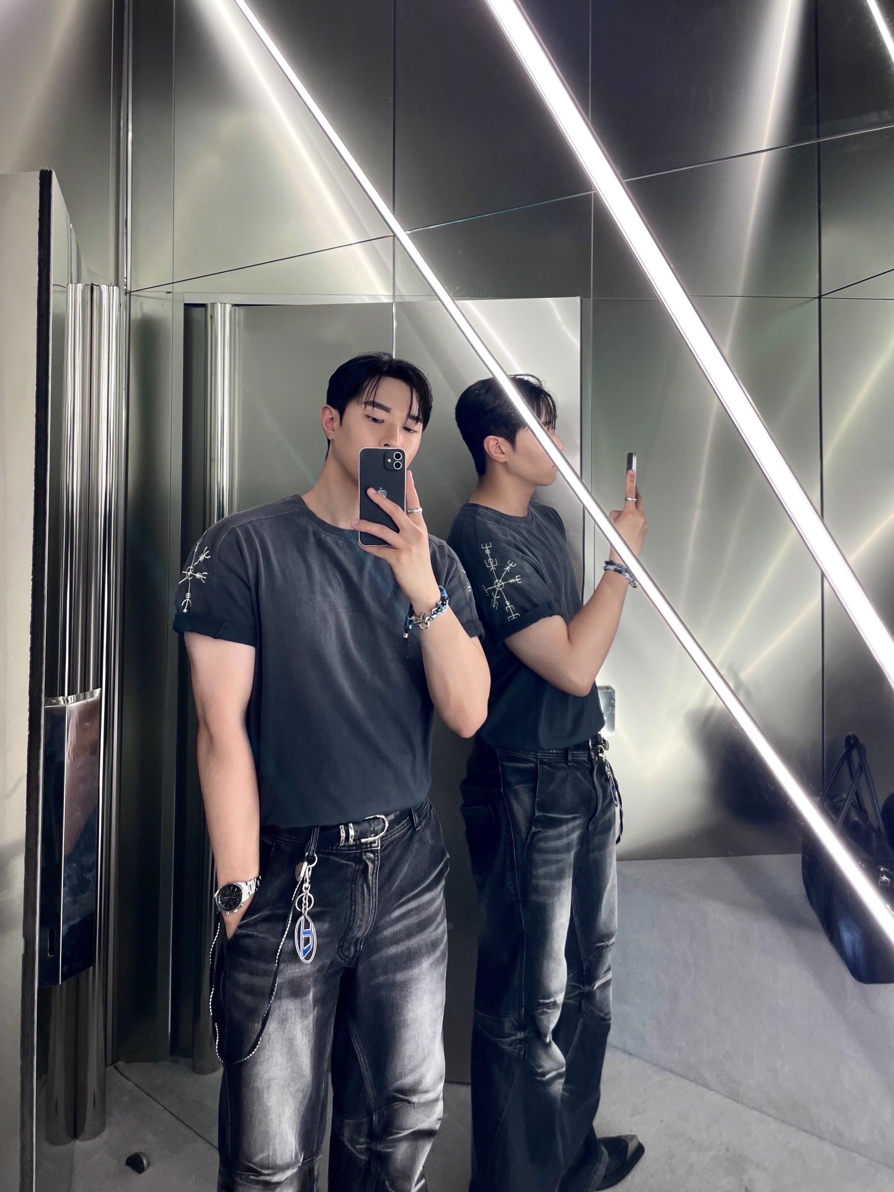 BLR Embossed Wave Washing Wide Denim Pants Blue 착용 스타일