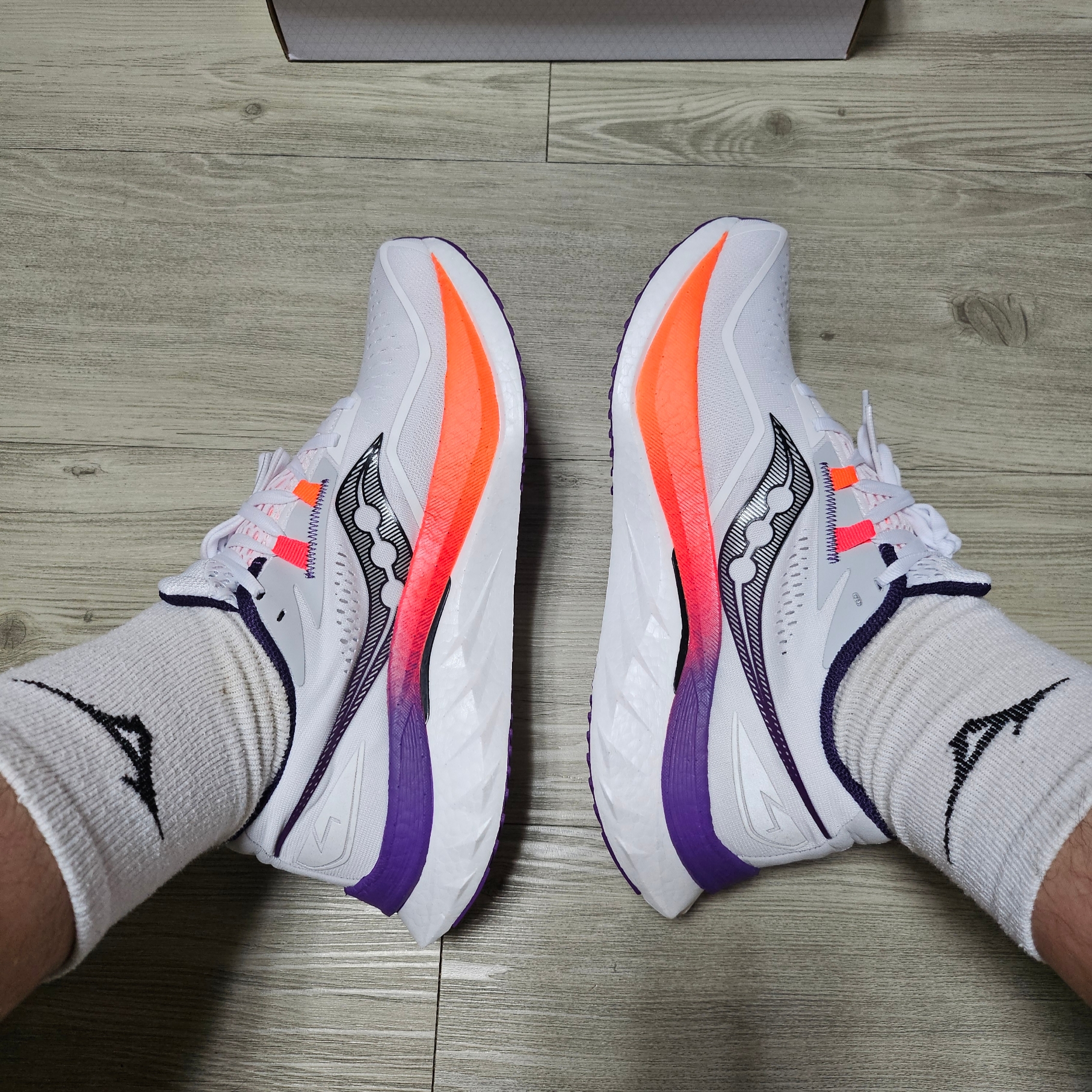 Saucony Endorphin Speed 4 White Viziorange 착용 스타일