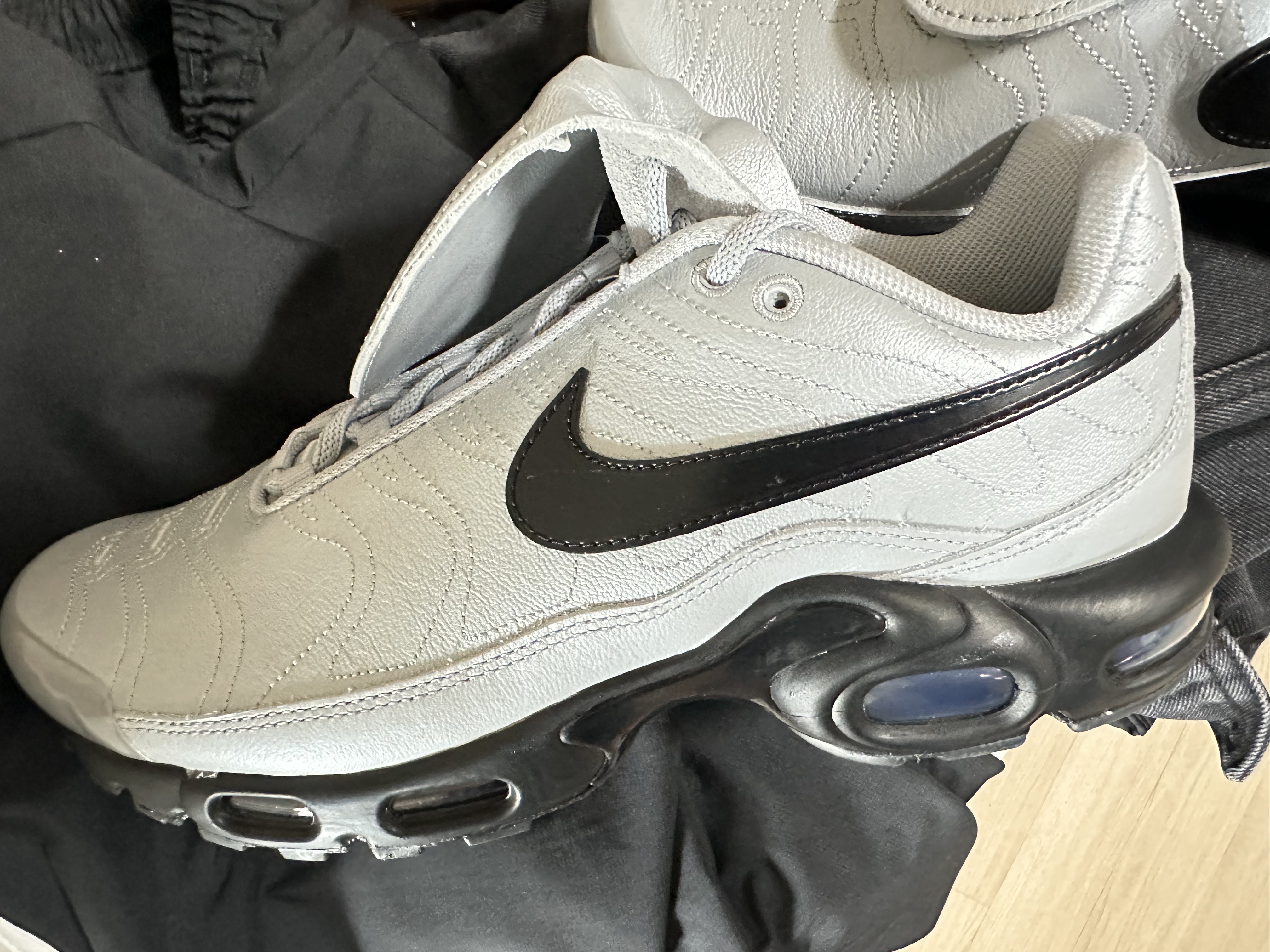 Nike Air Max Plus TNPO Wolf Grey and Black 착용 스타일