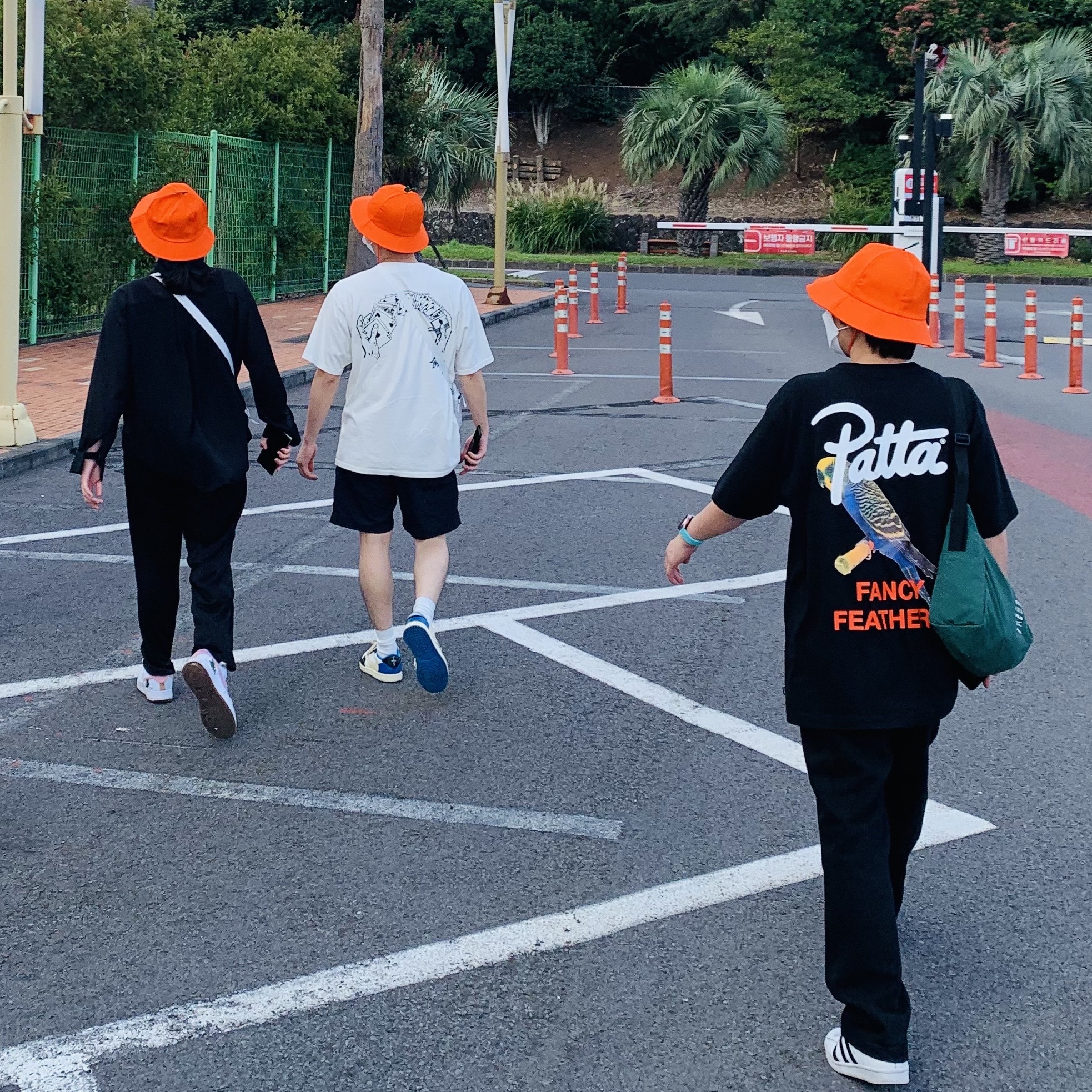 Stussy Shuffle Pigment Dyed T-Shirt Natural, Jordan 1 x Travis Scott x Fragment Retro Low OG SP Military Blue 착용 스타일