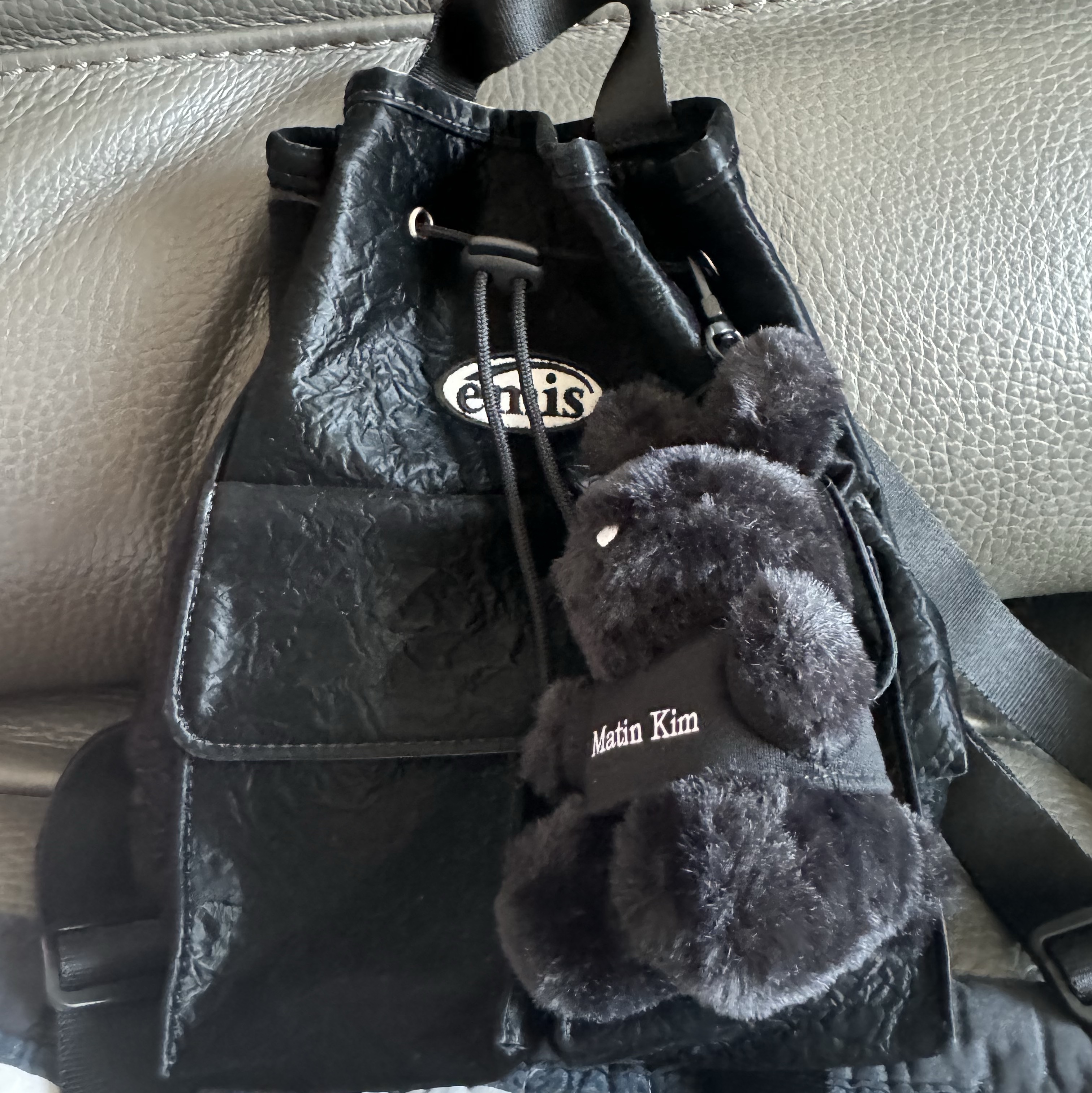 Emis Mini Wappen Pocket Backpack Black, Matin Kim Black Bunny Toy Keyring Black 착용 스타일