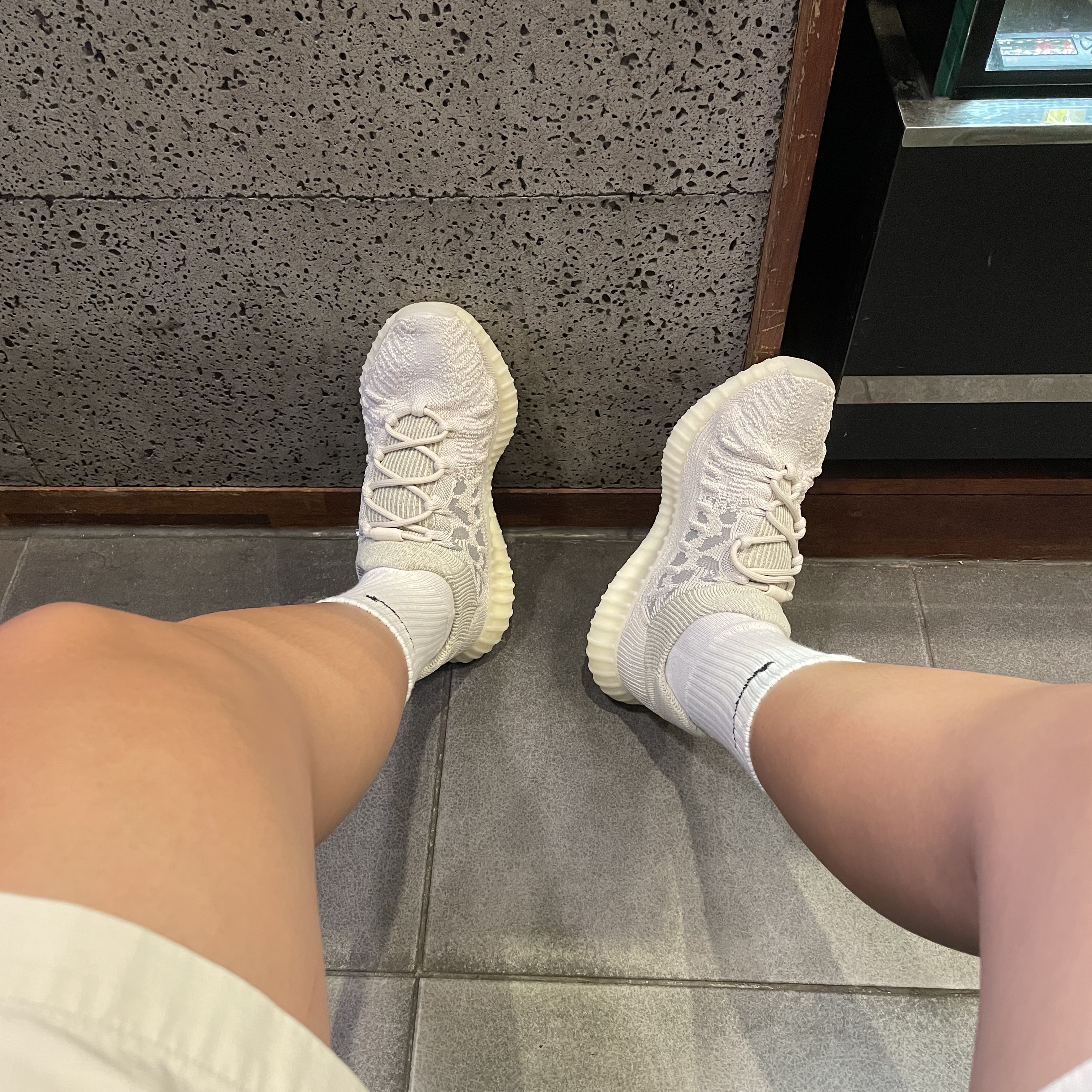 Adidas Yeezy 350 V2 CMPCT Slate Bone 2022/2023 착용 스타일
