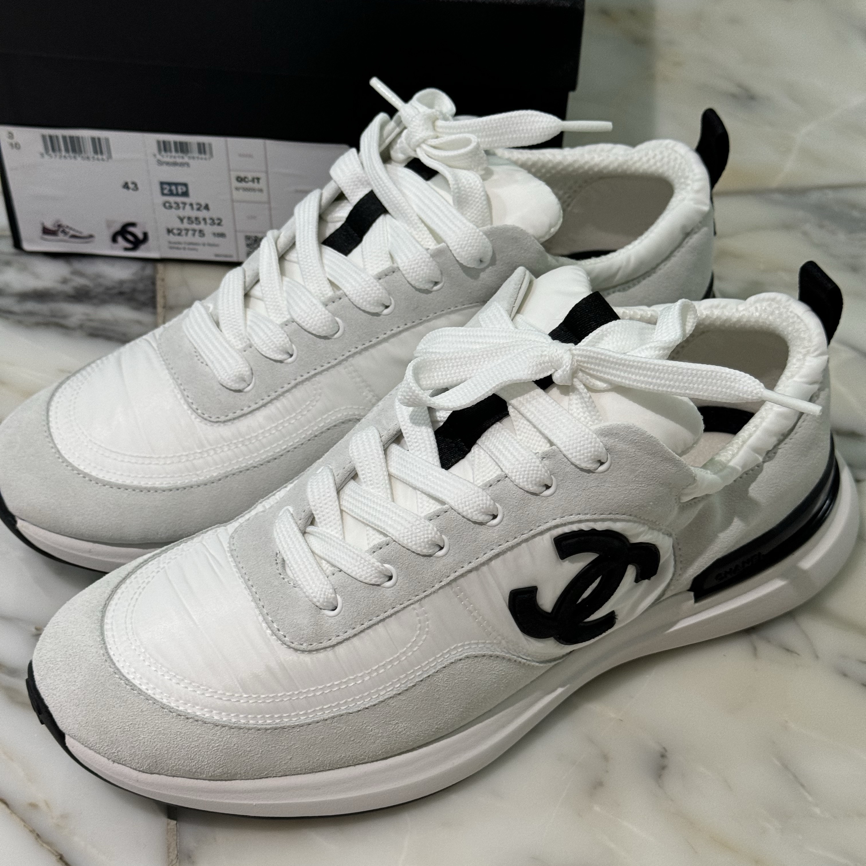 Chanel Sneakers Suede Calfskin Nylon & White Ivory 착용 스타일 - 2