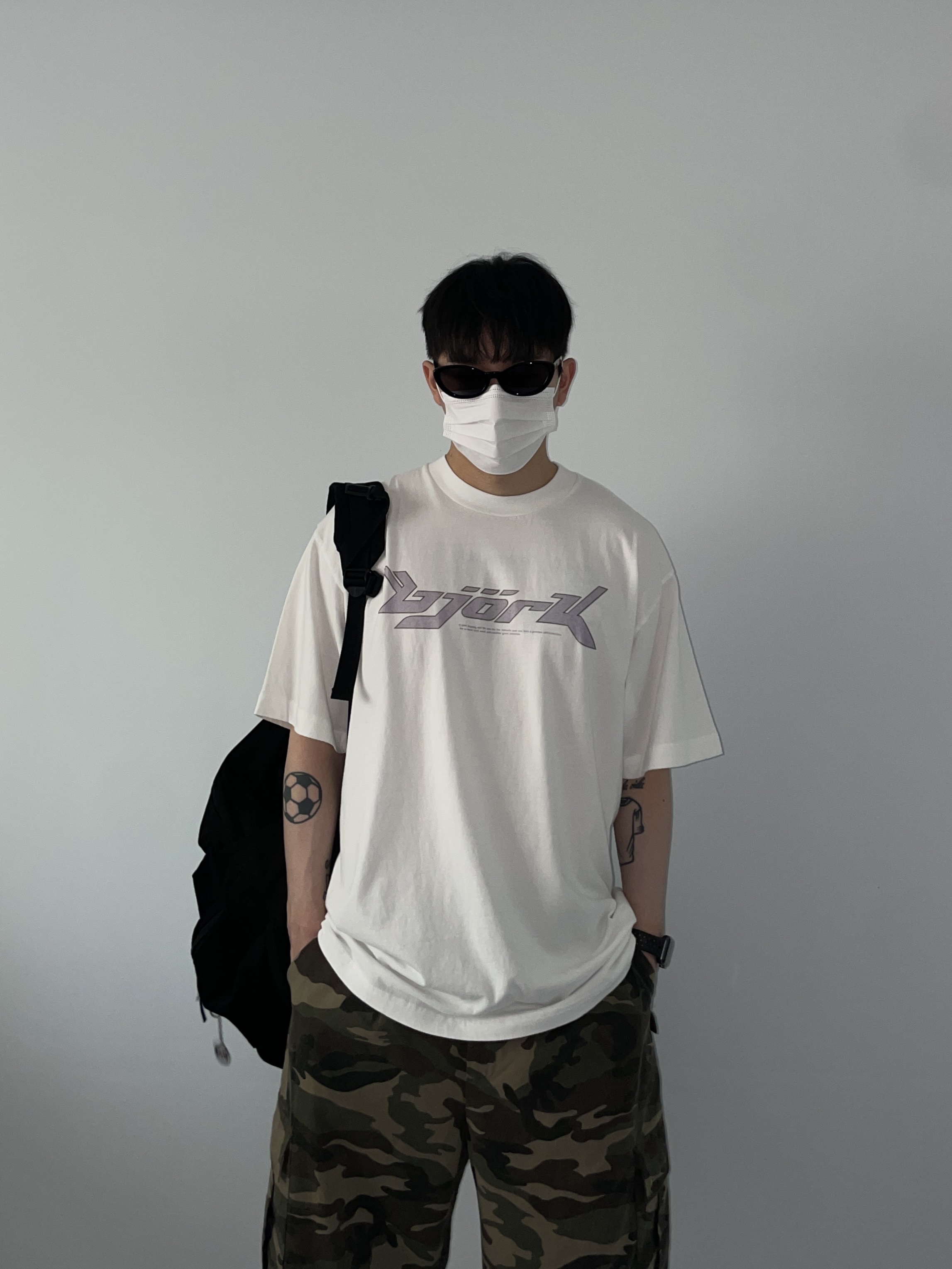 Balenciaga Cargo Sneakers White Grey 착용 스타일 - 2