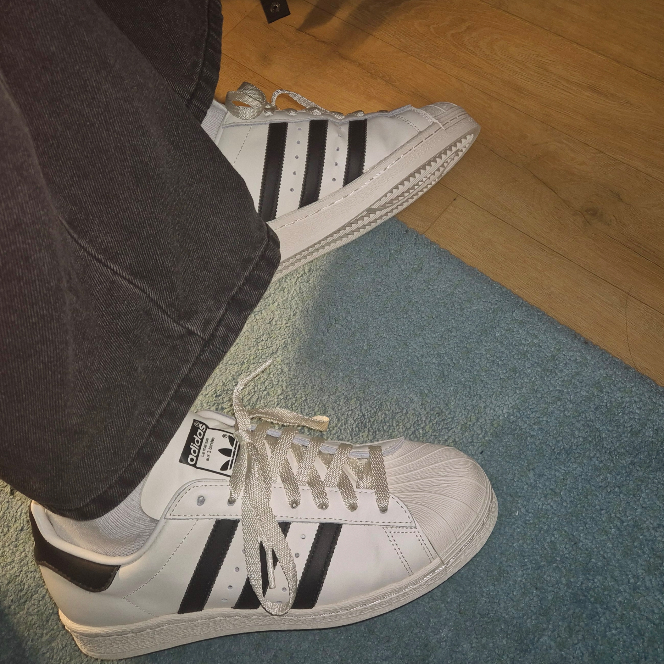 Adidas Superstar 82 Off White Core Black 착용 스타일